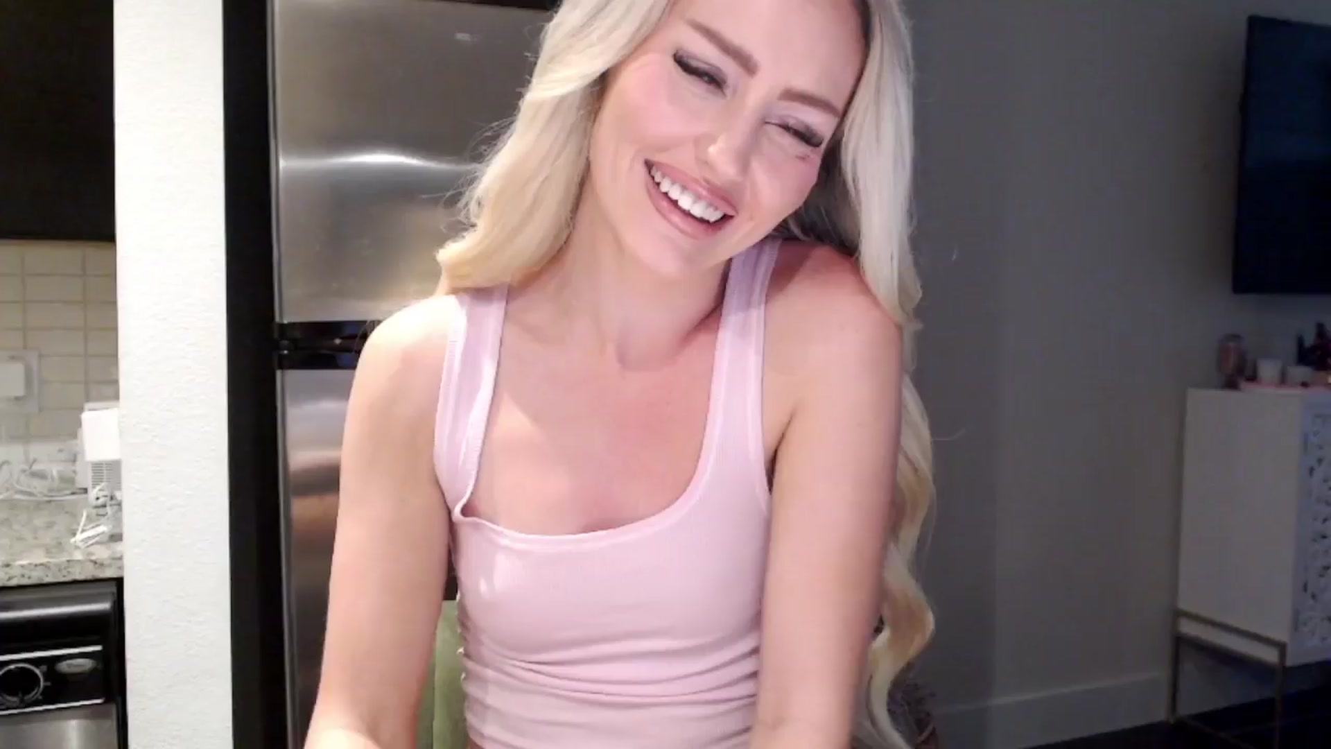 Gallery image thumbnail from Officialelsa's myfreecams stream on, 03/29/2024, 22:29 image 13 of 20