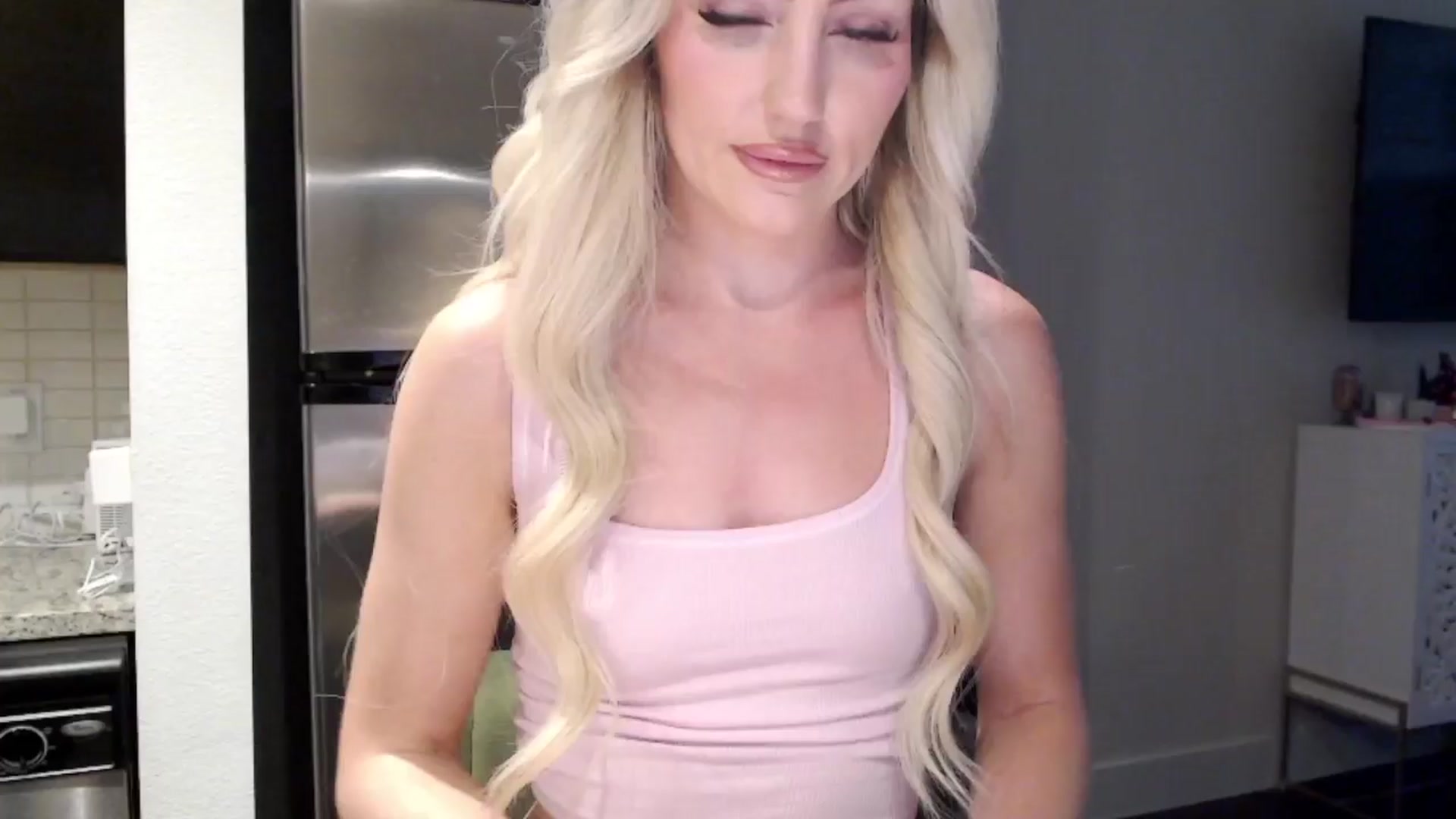 Gallery image thumbnail from Officialelsa's myfreecams stream on, 03/29/2024, 22:29 image 5 of 20