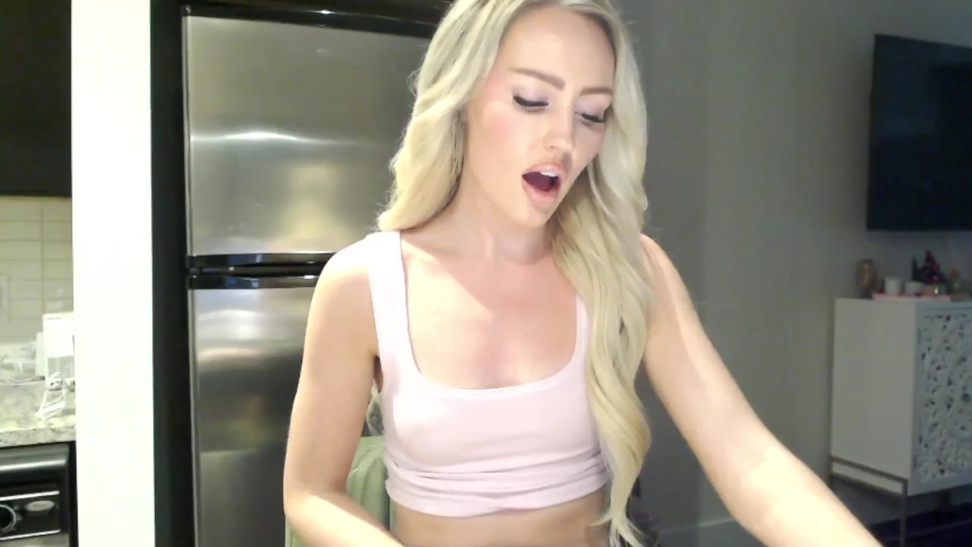 Gallery image thumbnail from Officialelsa's myfreecams stream on, 03/30/2024, 24:56 image 5 of 20