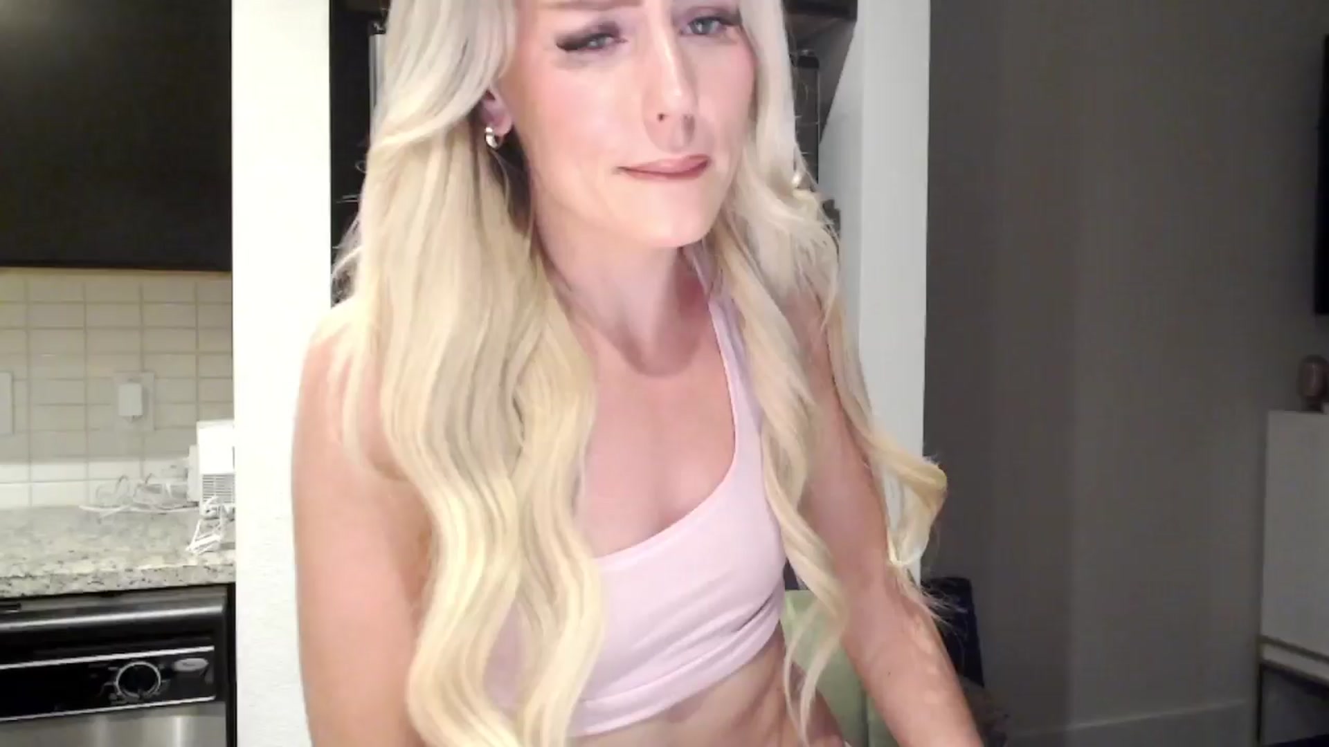 Gallery image thumbnail from Officialelsa's myfreecams stream on, 03/30/2024, 04:53 image 1 of 20