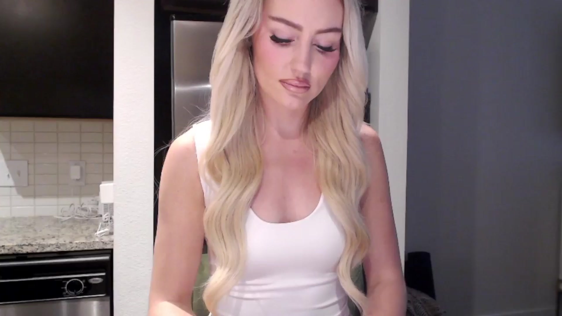 Gallery image thumbnail from Officialelsa's myfreecams stream on, 03/30/2024, 22:18 image 5 of 20