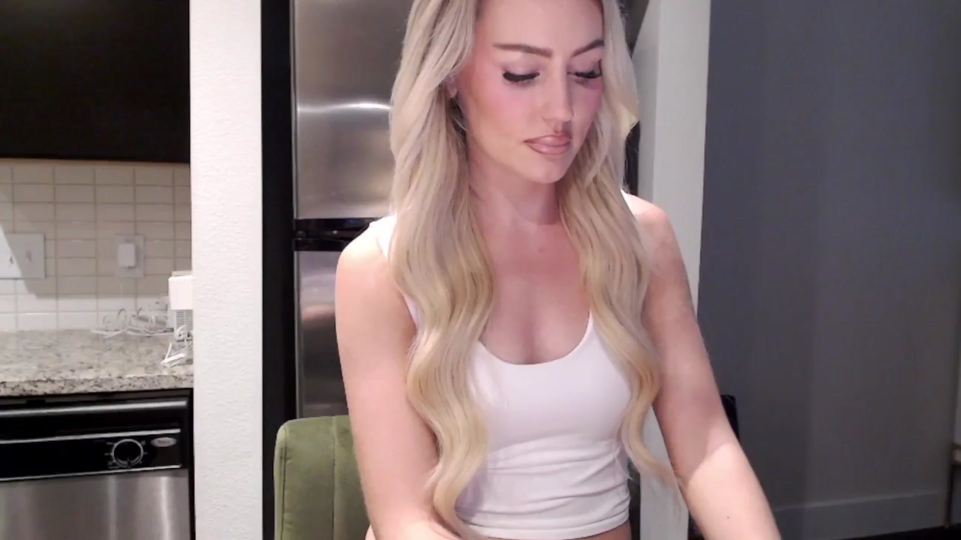 Gallery image thumbnail from Officialelsa's myfreecams stream on, 03/30/2024, 22:18 image 12 of 20