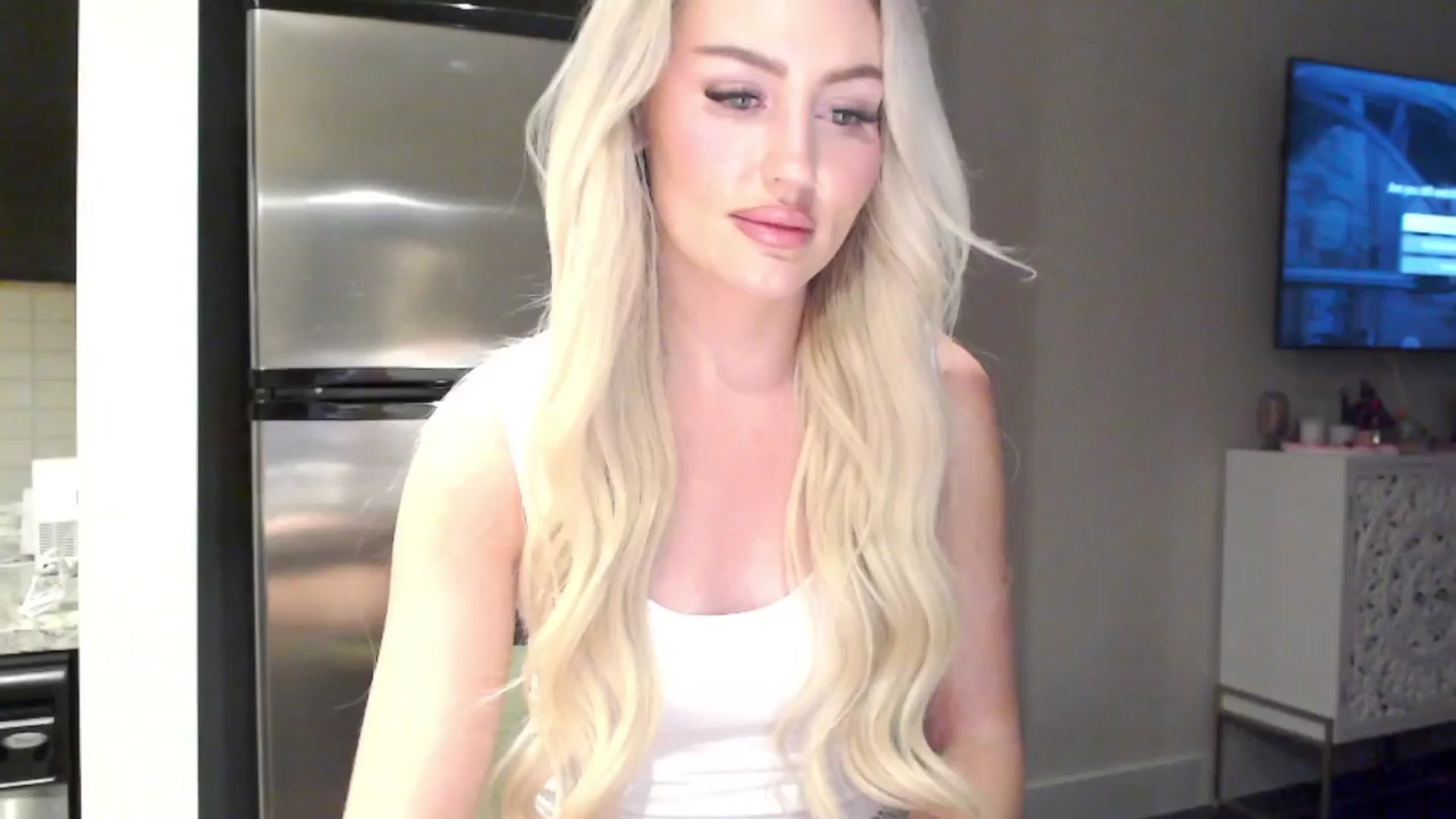 Gallery image thumbnail from Officialelsa's myfreecams stream on, 03/31/2024, 05:07 image 14 of 20