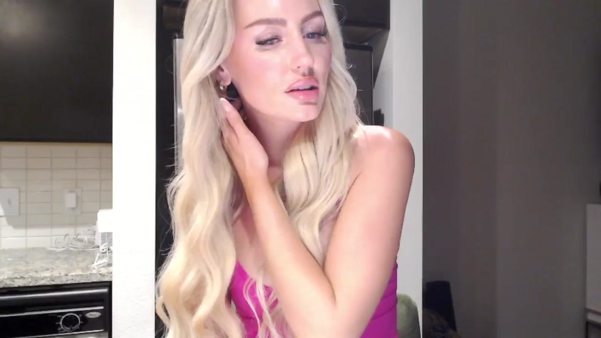 Gallery image thumbnail from Officialelsa's myfreecams stream on, 04/05/2024, 04:44 image 1 of 20