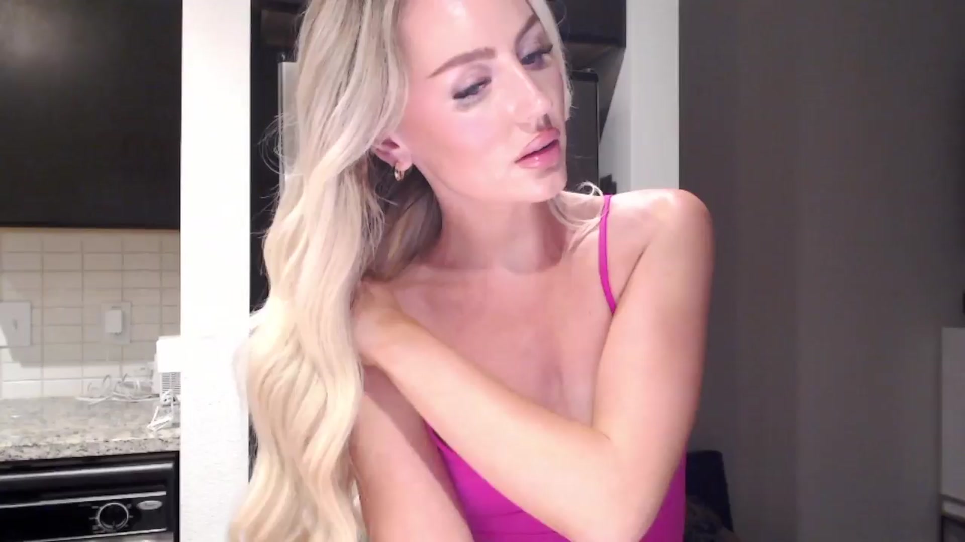 Gallery image thumbnail from Officialelsa's myfreecams stream on, 04/05/2024, 04:44 image 2 of 20