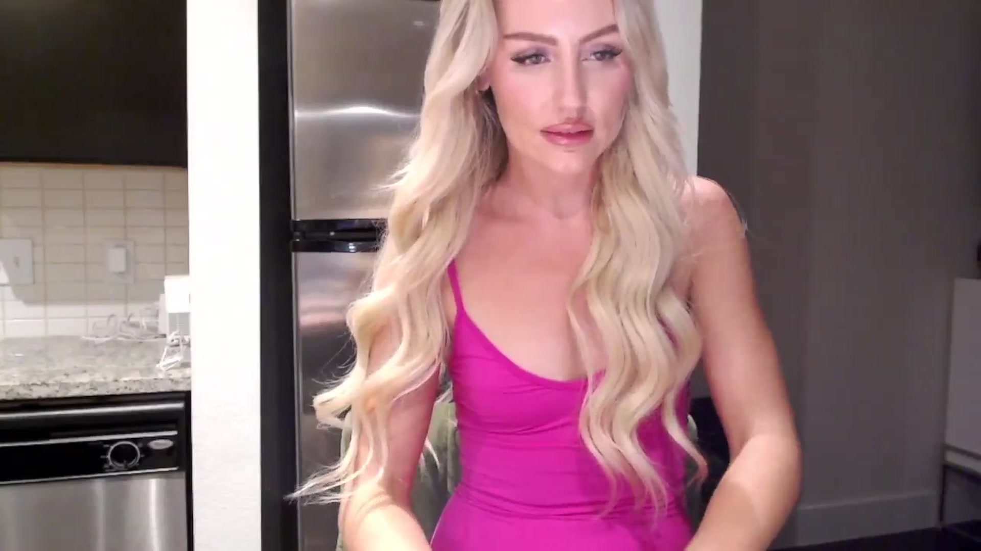 Gallery image thumbnail from Officialelsa's myfreecams stream on, 04/05/2024, 04:44 image 13 of 20