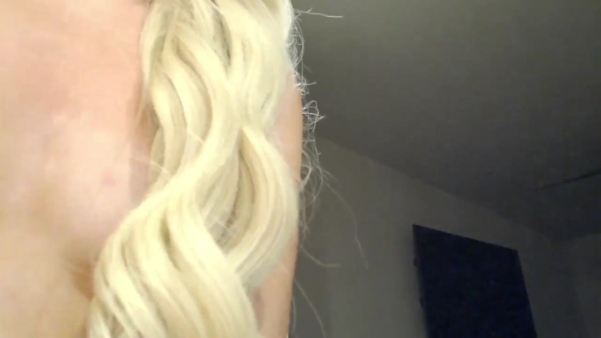 Gallery image thumbnail from Officialelsa's myfreecams stream on, 04/05/2024, 04:44 image 17 of 20