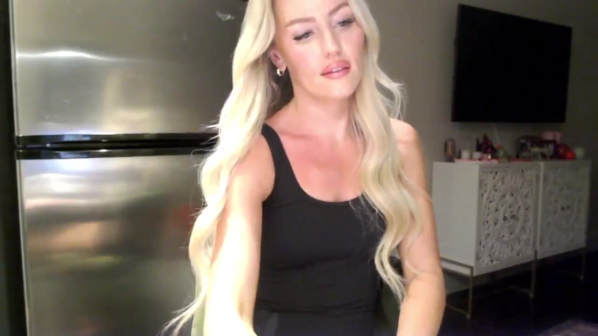 Gallery image thumbnail from Officialelsa's myfreecams stream on, 04/06/2024, 04:33 image 18 of 20