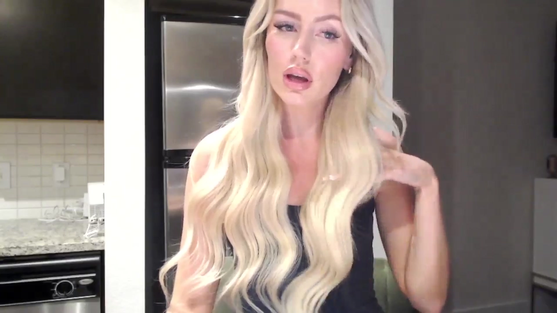 Gallery image thumbnail from Officialelsa's myfreecams stream on, 04/06/2024, 04:33 image 4 of 20