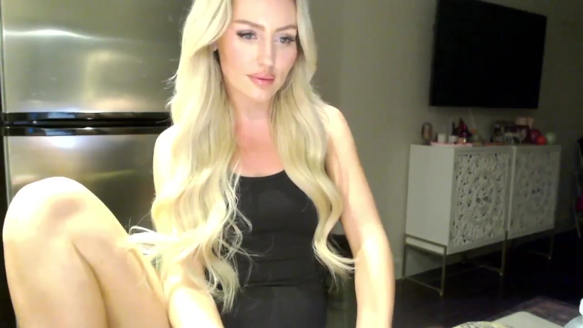Gallery image thumbnail from Officialelsa's myfreecams stream on, 04/06/2024, 04:33 image 20 of 20