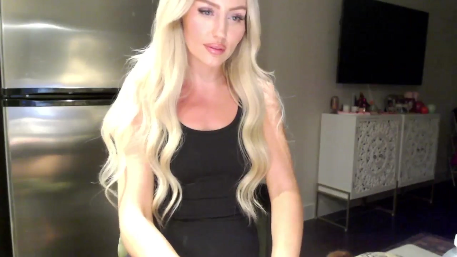 Gallery image thumbnail from Officialelsa's myfreecams stream on, 04/06/2024, 04:33 image 19 of 20
