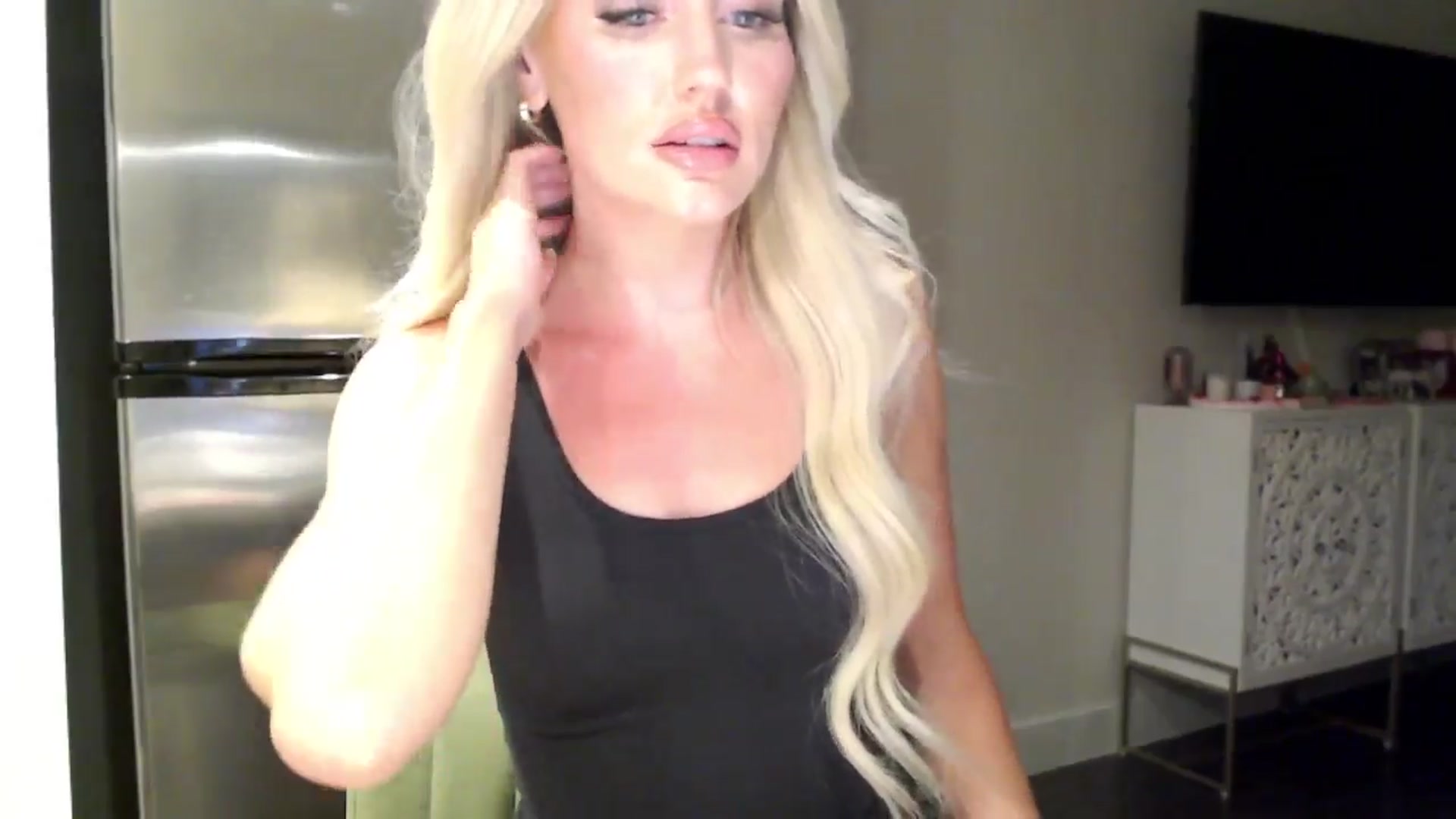 Gallery image thumbnail from Officialelsa's myfreecams stream on, 04/06/2024, 04:33 image 13 of 20