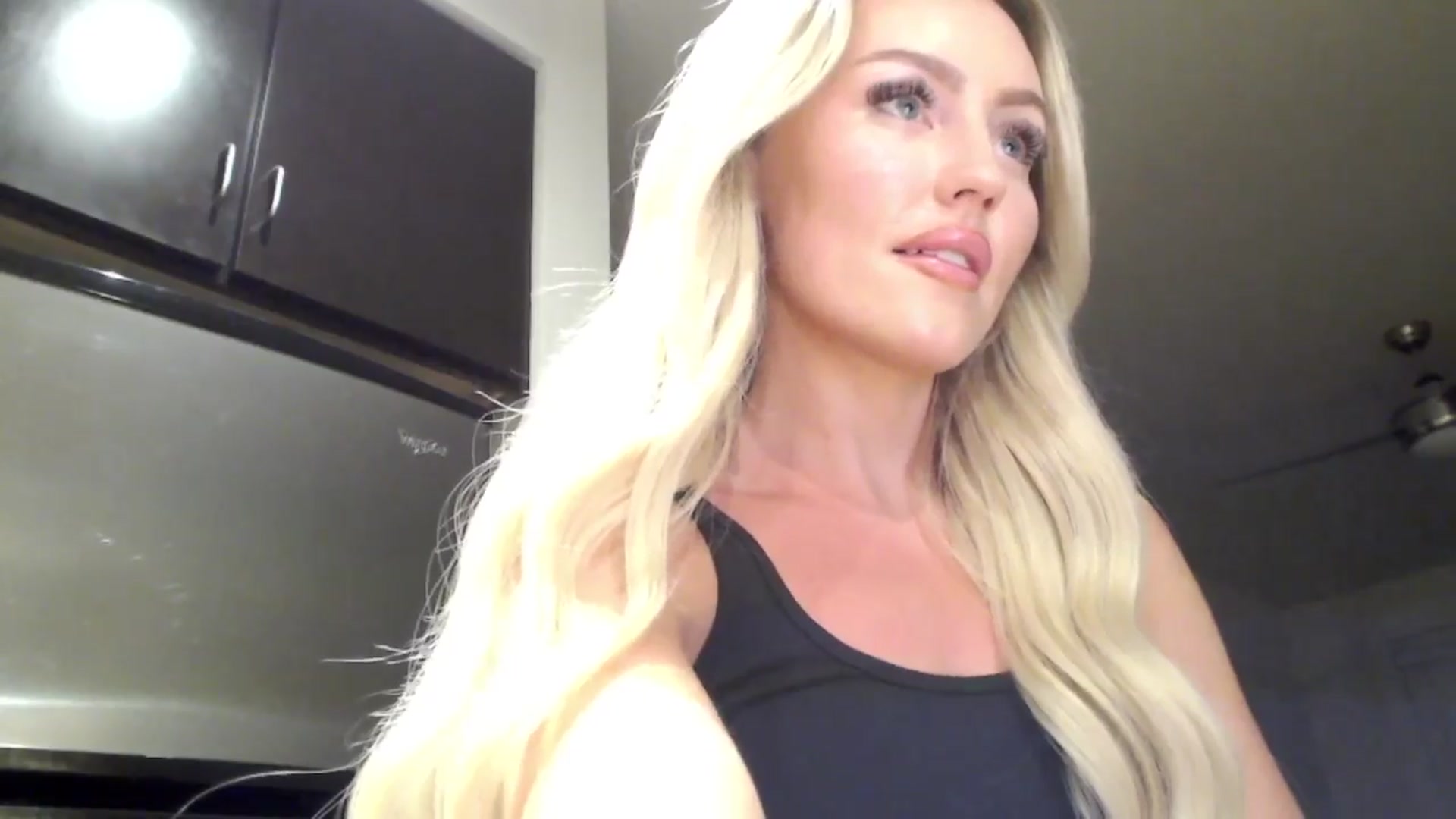 Gallery image thumbnail from Officialelsa's myfreecams stream on, 04/06/2024, 04:33 image 17 of 20