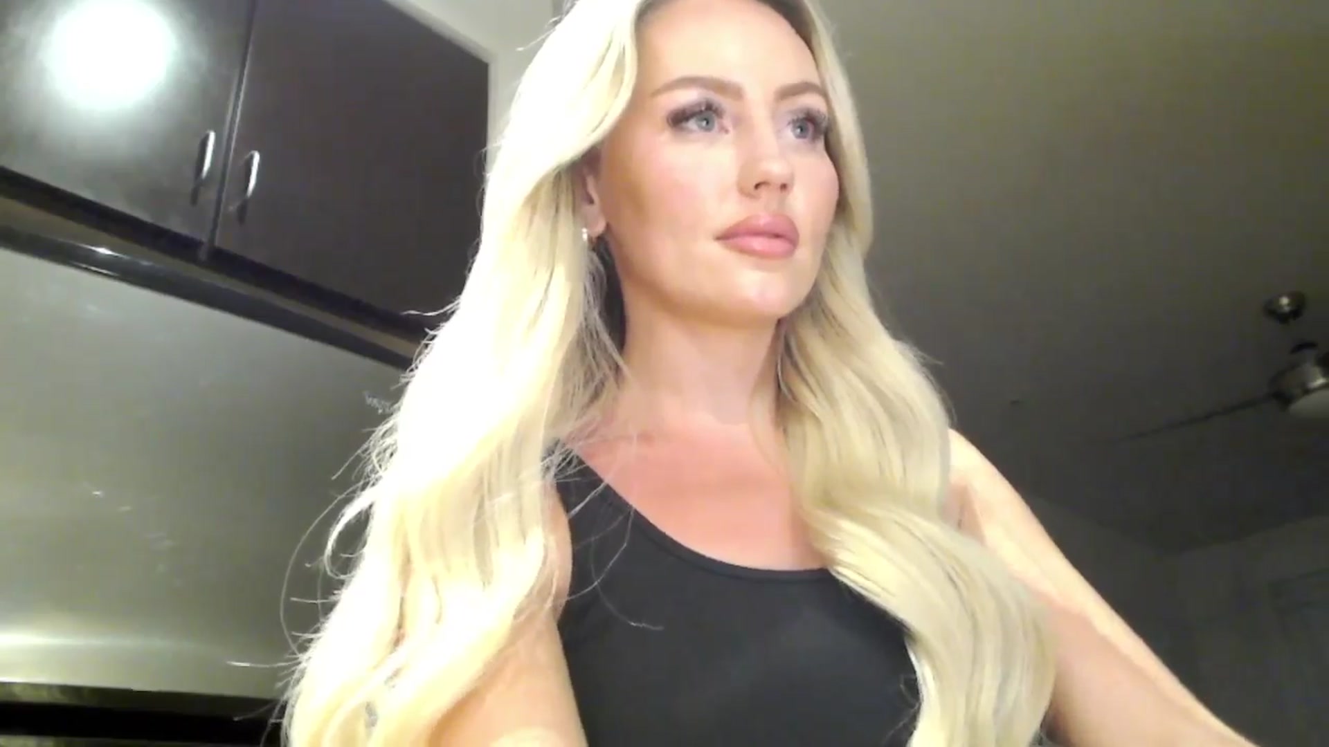 Gallery image thumbnail from Officialelsa's myfreecams stream on, 04/06/2024, 04:33 image 16 of 20