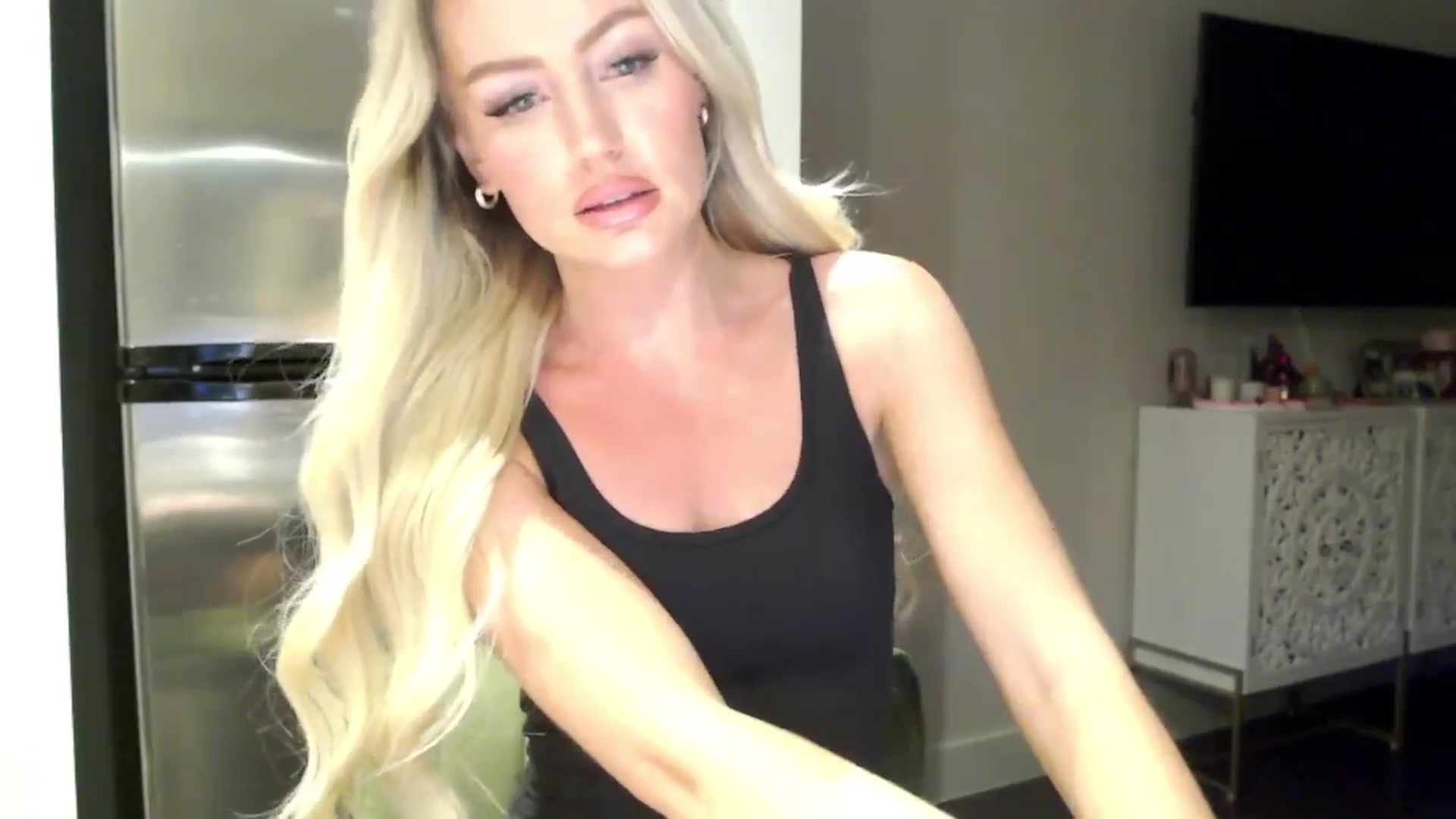 Gallery image thumbnail from Officialelsa's myfreecams stream on, 04/06/2024, 04:33 image 14 of 20