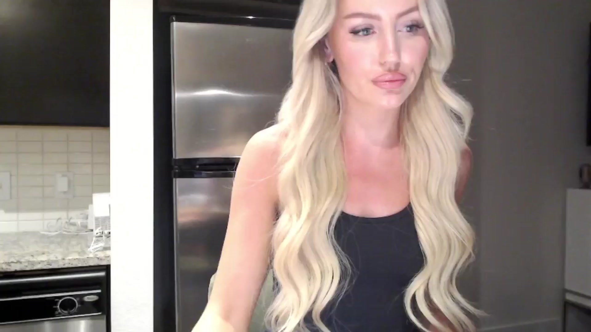 Gallery image thumbnail from Officialelsa's myfreecams stream on, 04/06/2024, 04:33 image 2 of 20
