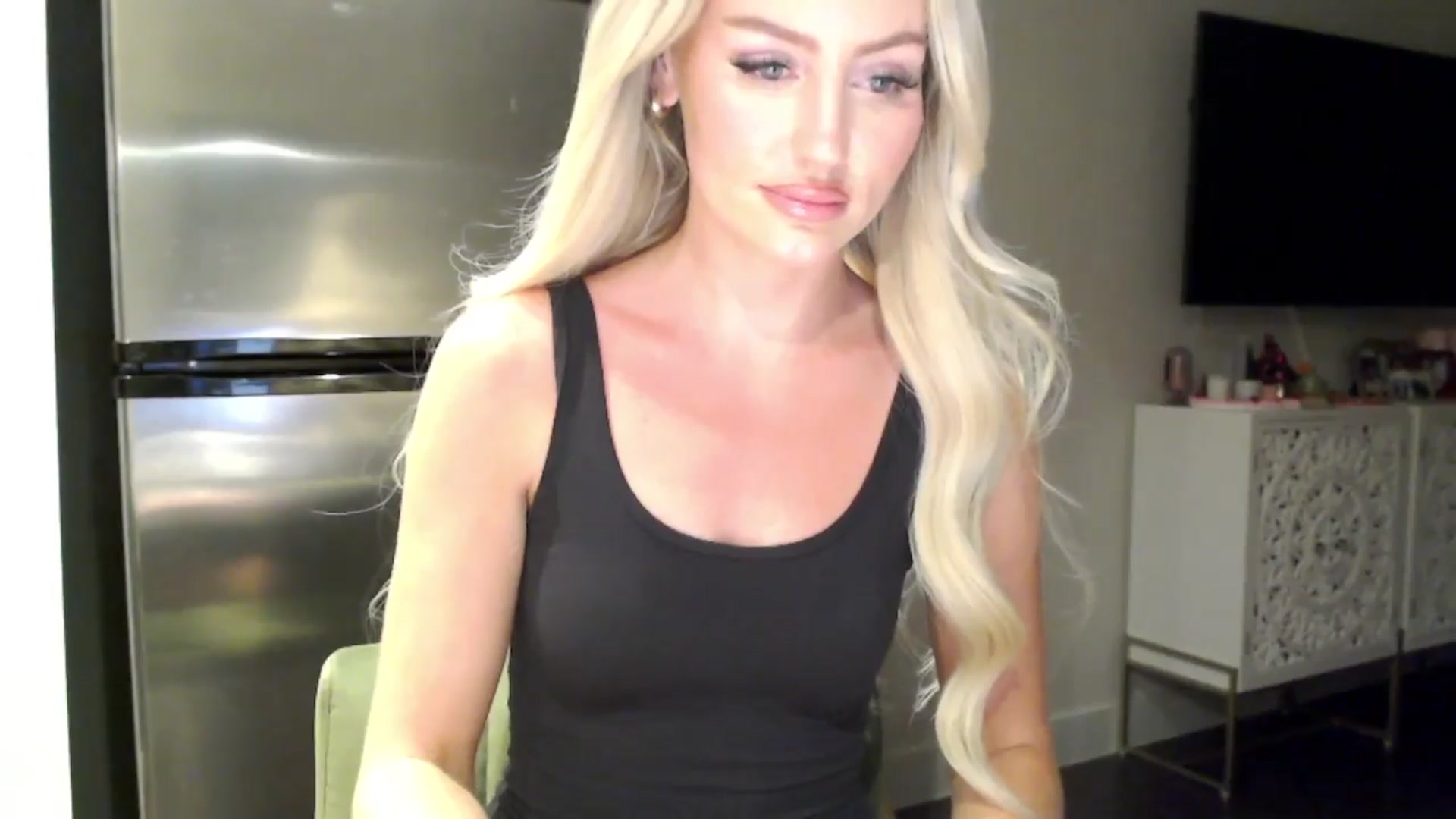 Gallery image thumbnail from Officialelsa's myfreecams stream on, 04/06/2024, 04:33 image 12 of 20