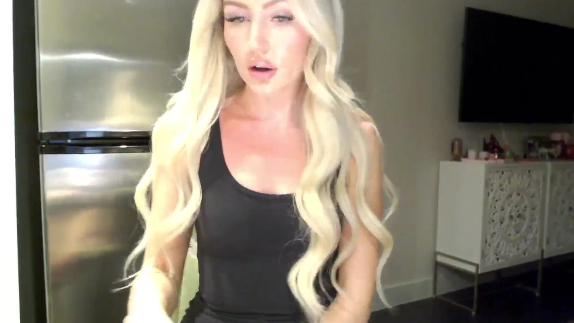 Gallery image thumbnail from Officialelsa's myfreecams stream on, 04/06/2024, 04:33 image 8 of 20