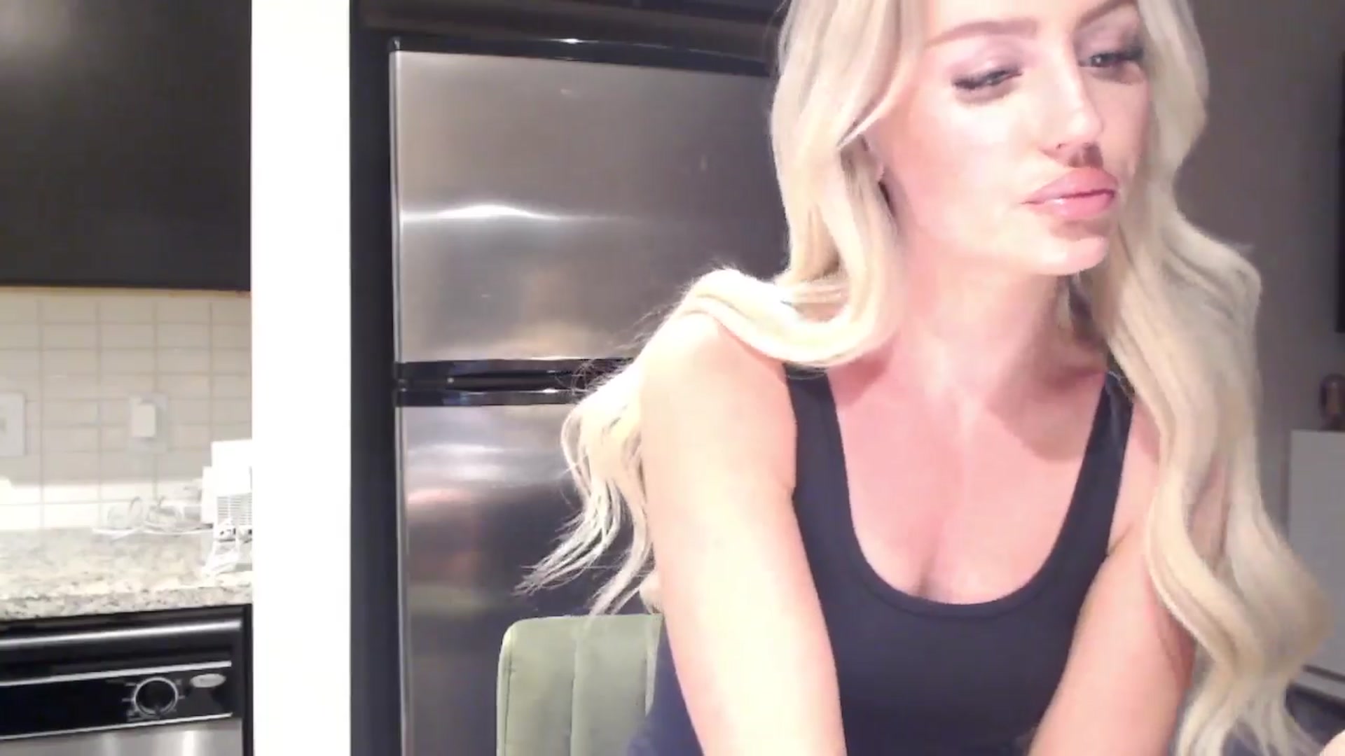 Gallery image thumbnail from Officialelsa's myfreecams stream on, 04/06/2024, 04:33 image 6 of 20
