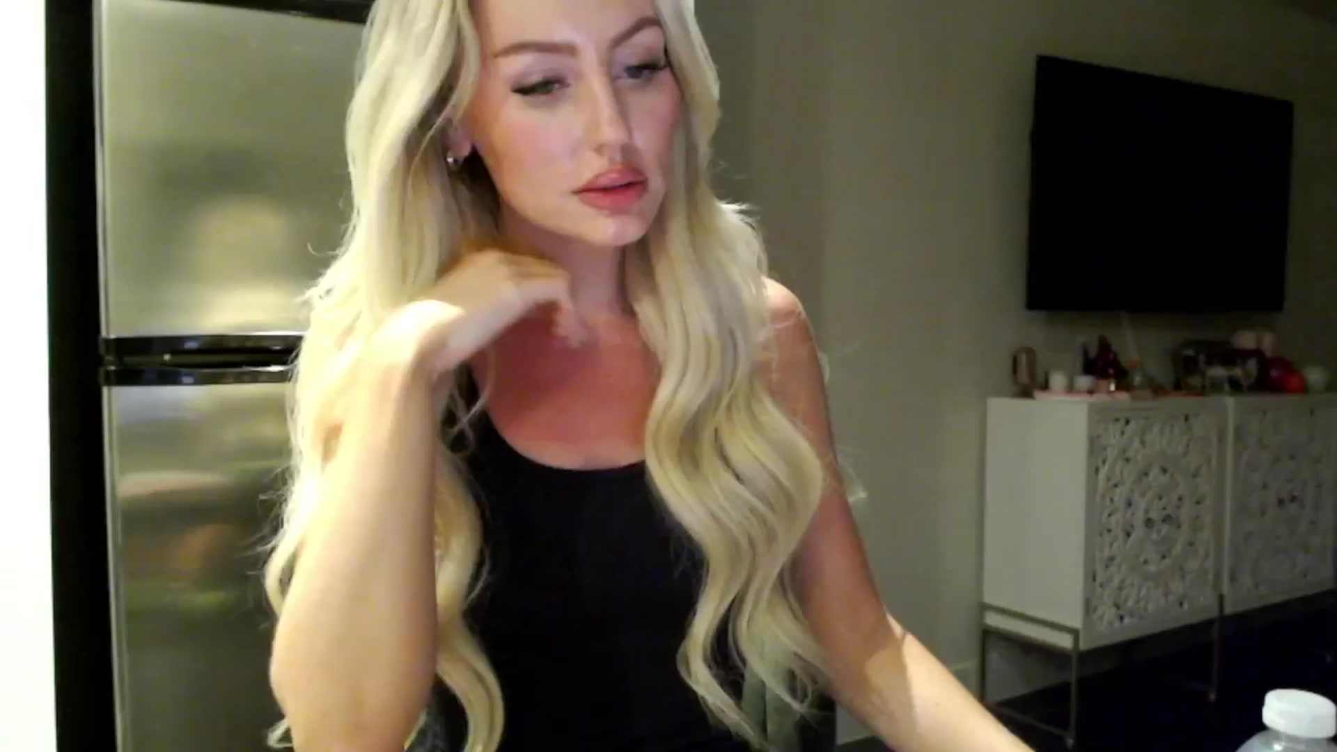 Gallery image thumbnail from Officialelsa's myfreecams stream on, 04/06/2024, 05:05 image 9 of 20