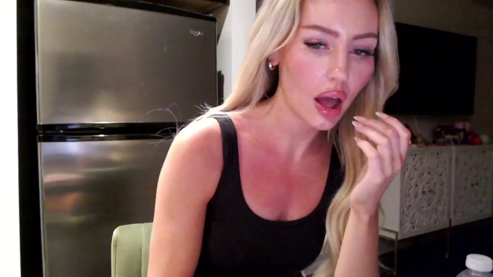 Gallery image thumbnail from Officialelsa's myfreecams stream on, 04/06/2024, 05:05 image 20 of 20