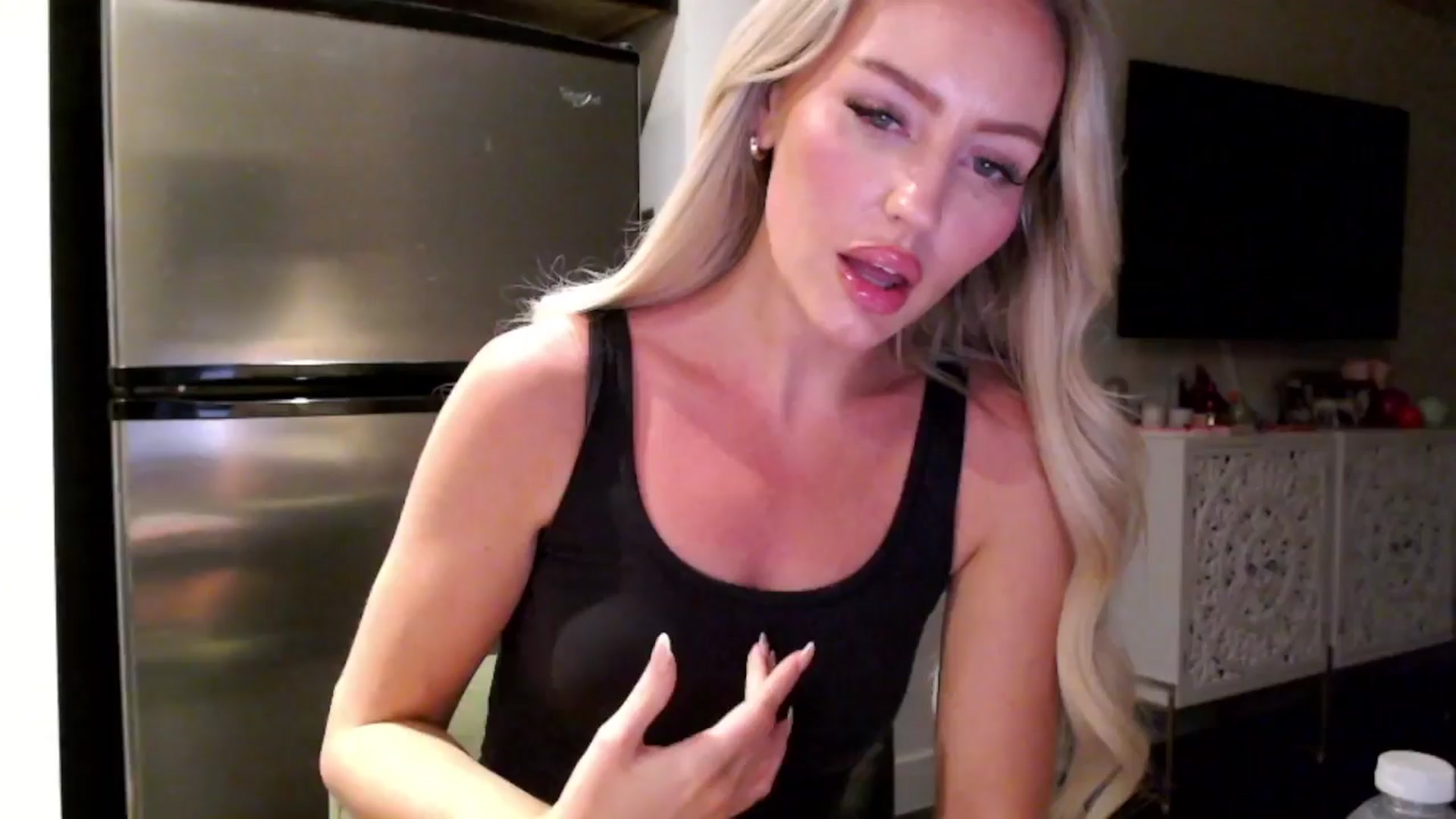Gallery image thumbnail from Officialelsa's myfreecams stream on, 04/06/2024, 05:05 image 17 of 20