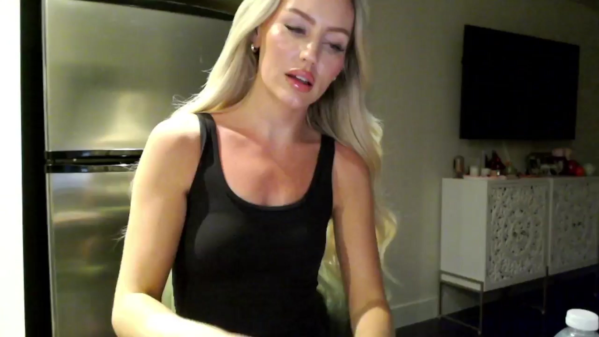 Gallery image thumbnail from Officialelsa's myfreecams stream on, 04/06/2024, 05:05 image 6 of 20