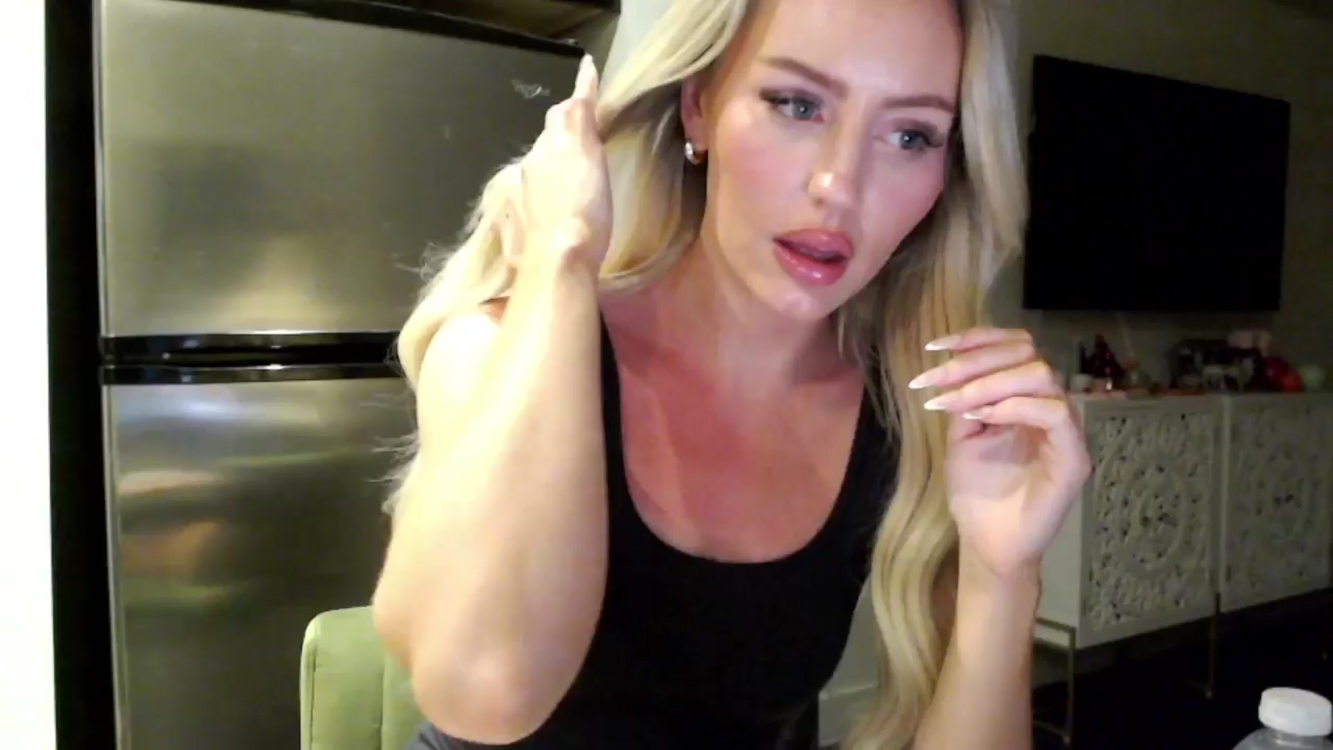 Gallery image thumbnail from Officialelsa's myfreecams stream on, 04/06/2024, 05:05 image 19 of 20