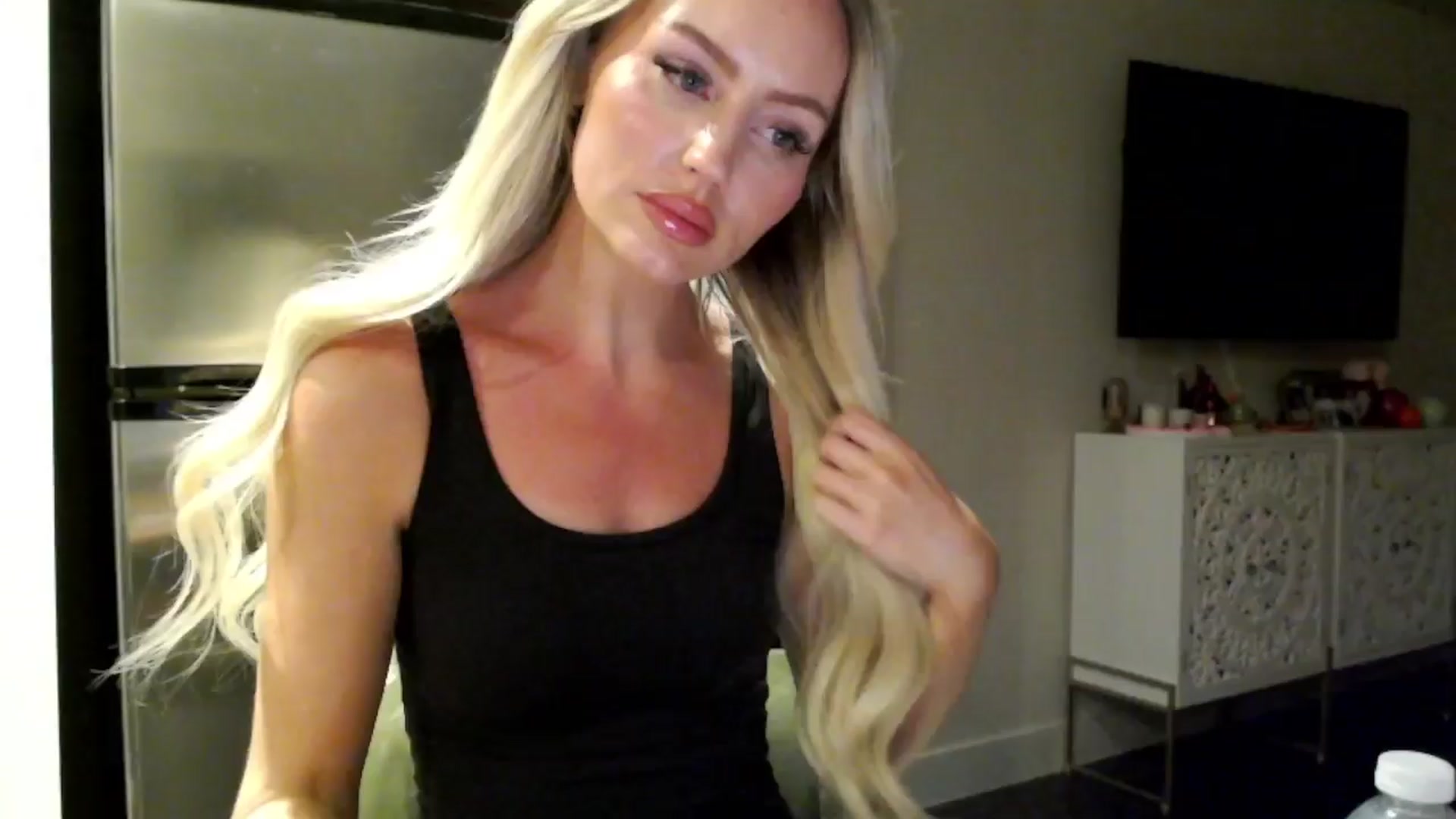 Gallery image thumbnail from Officialelsa's myfreecams stream on, 04/06/2024, 05:05 image 10 of 20
