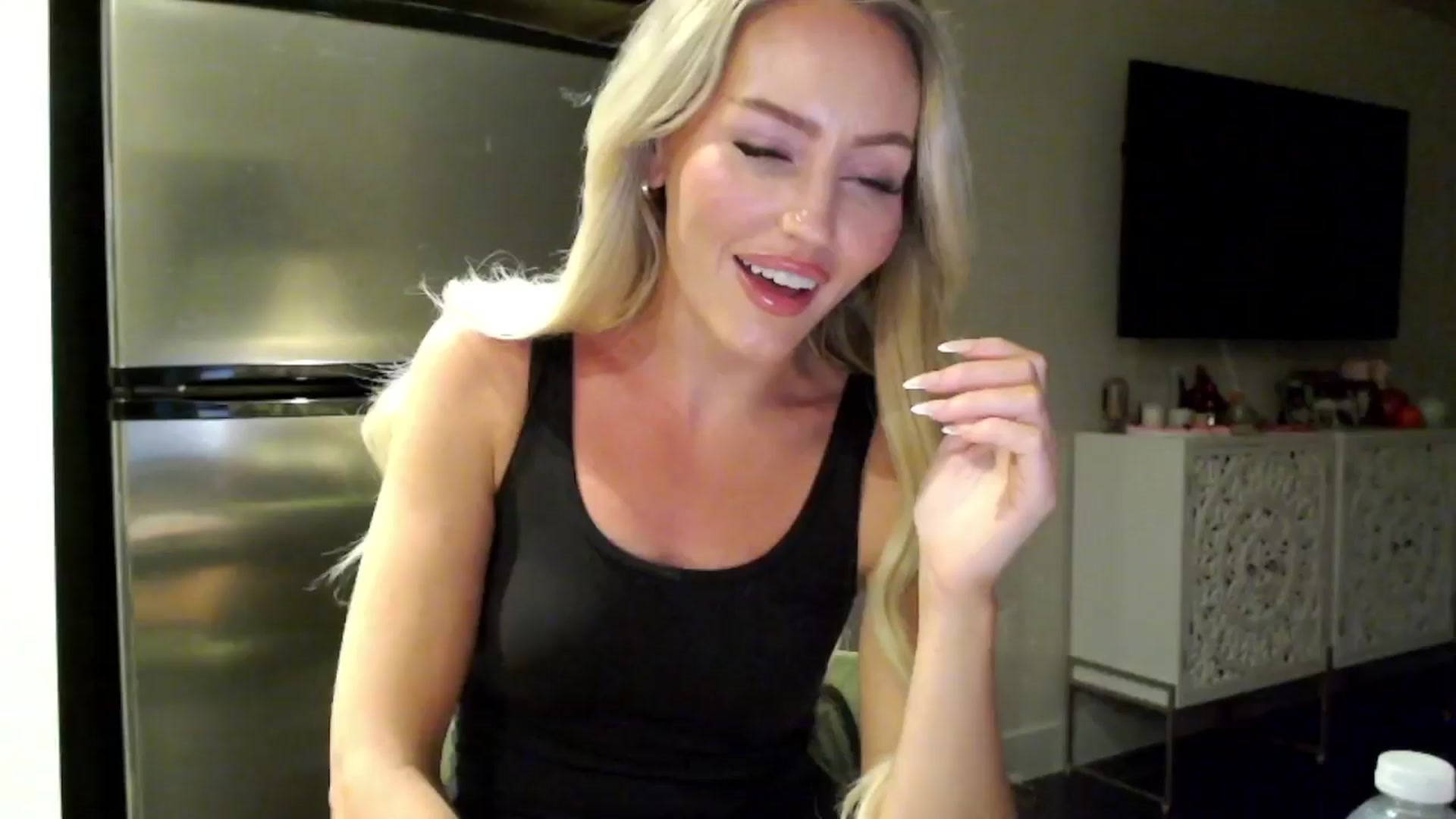 Gallery image thumbnail from Officialelsa's myfreecams stream on, 04/06/2024, 05:05 image 14 of 20
