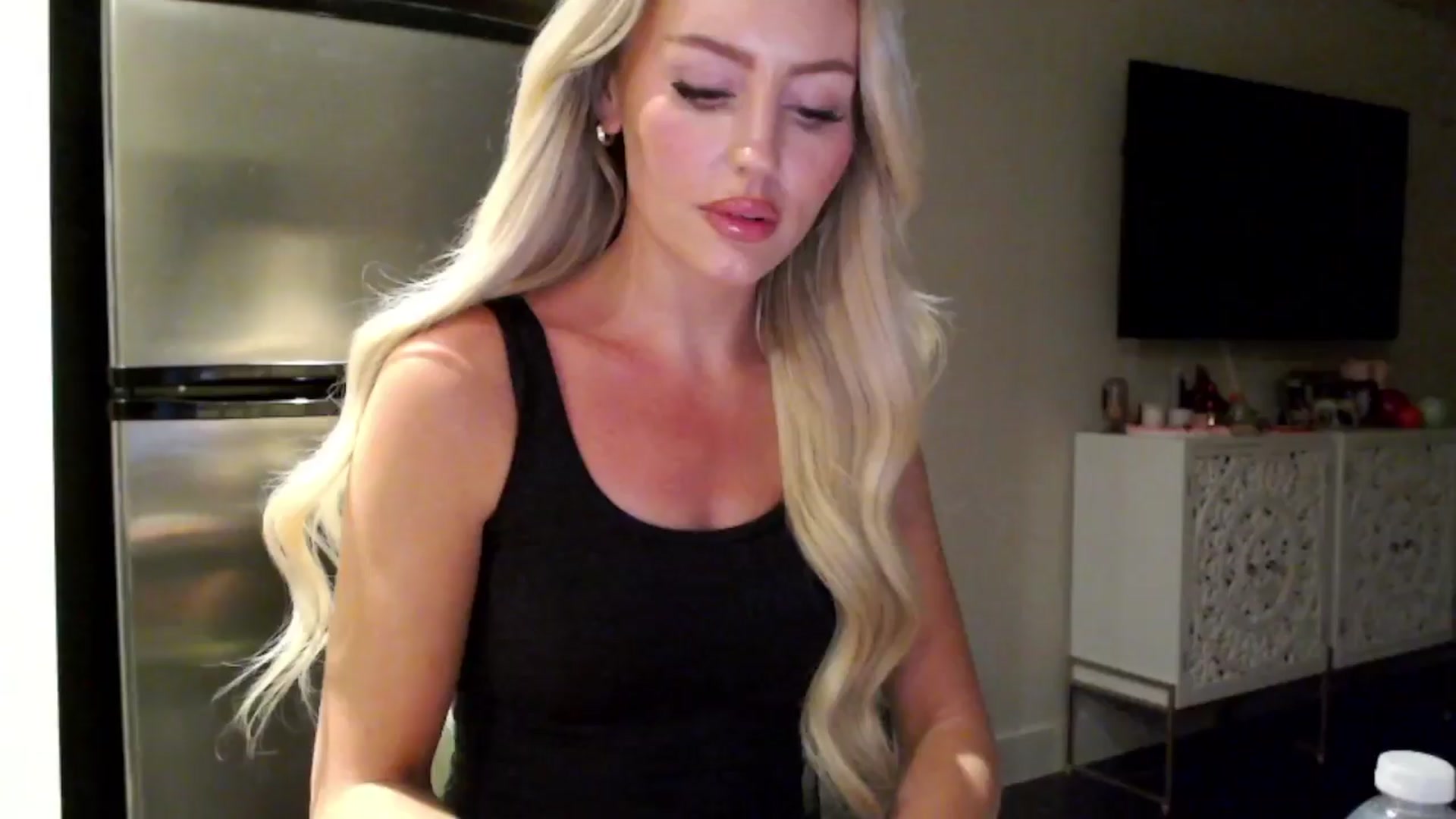 Gallery image thumbnail from Officialelsa's myfreecams stream on, 04/06/2024, 05:05 image 11 of 20