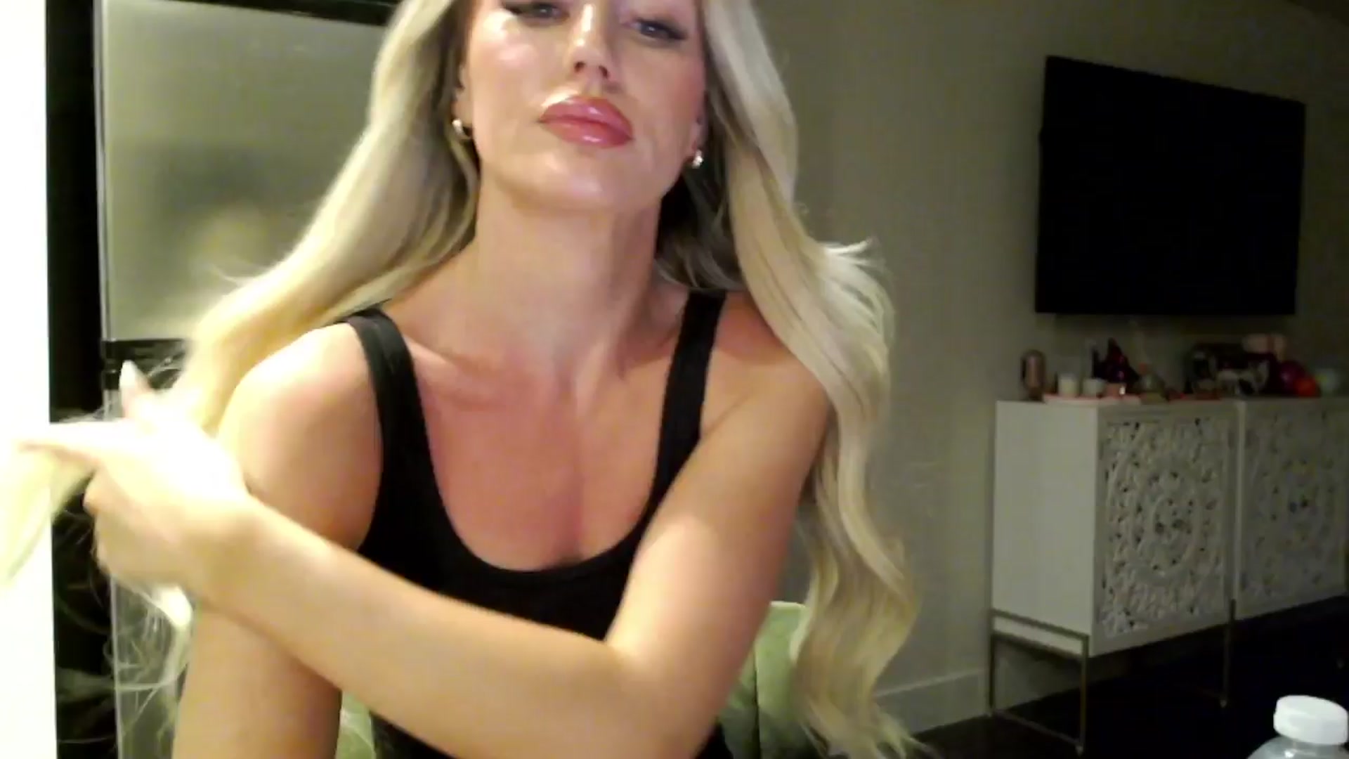 Gallery image thumbnail from Officialelsa's myfreecams stream on, 04/06/2024, 05:05 image 12 of 20