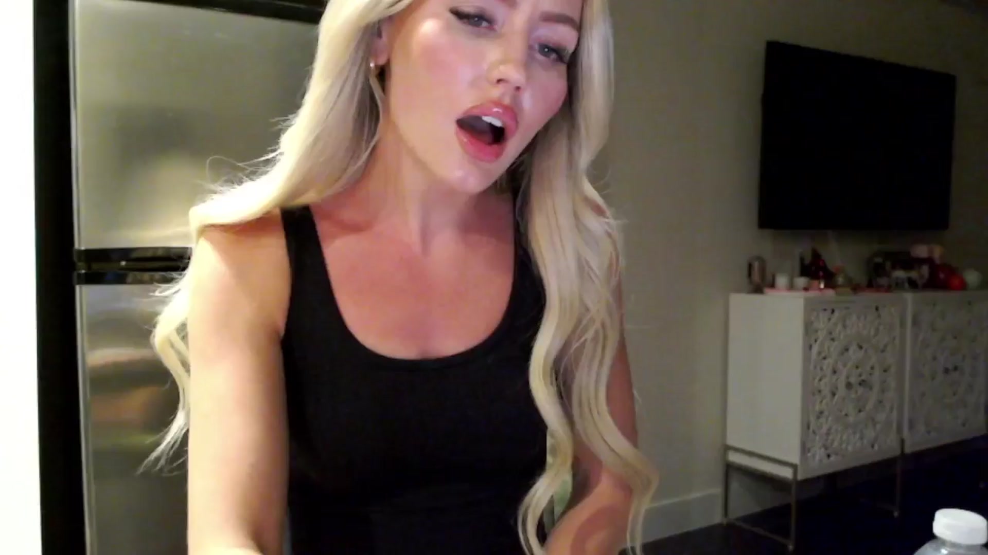 Gallery image thumbnail from Officialelsa's myfreecams stream on, 04/06/2024, 05:05 image 16 of 20