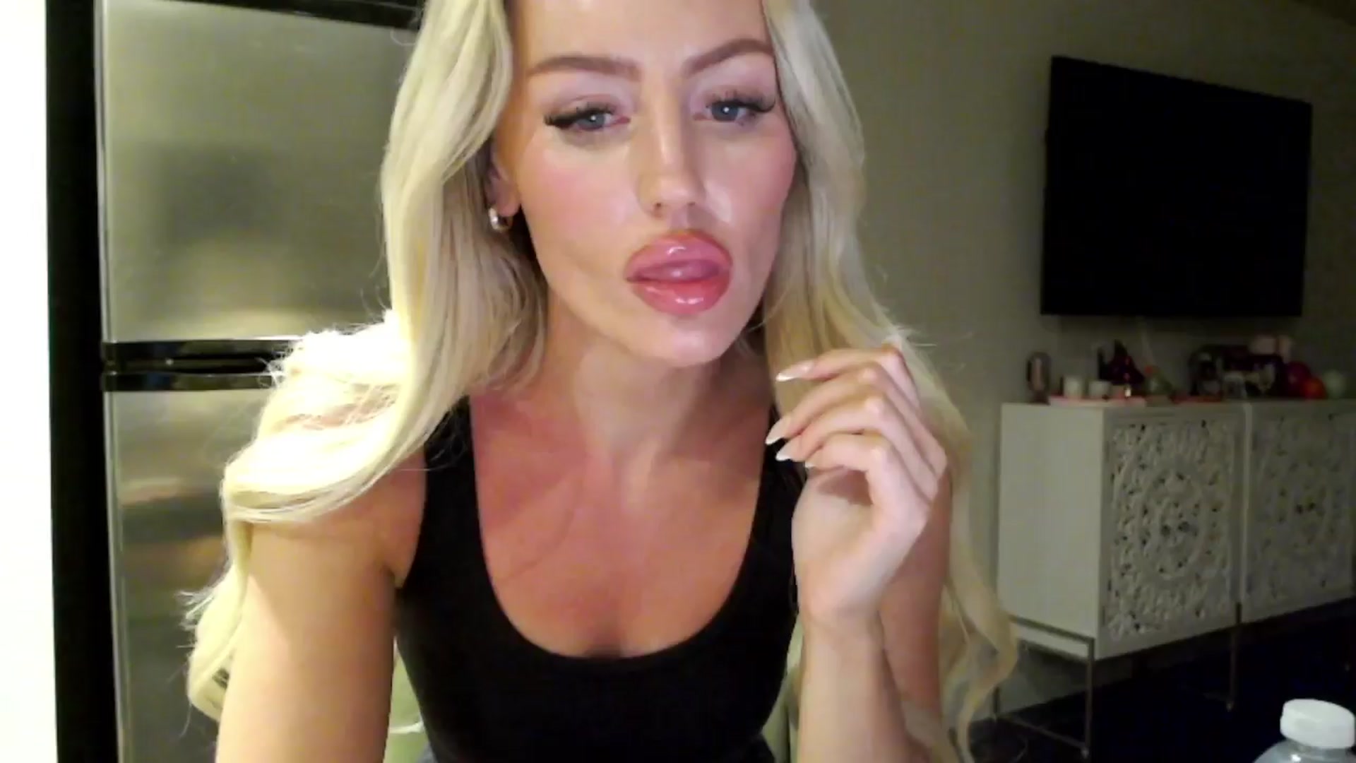 Gallery image thumbnail from Officialelsa's myfreecams stream on, 04/06/2024, 05:05 image 1 of 20
