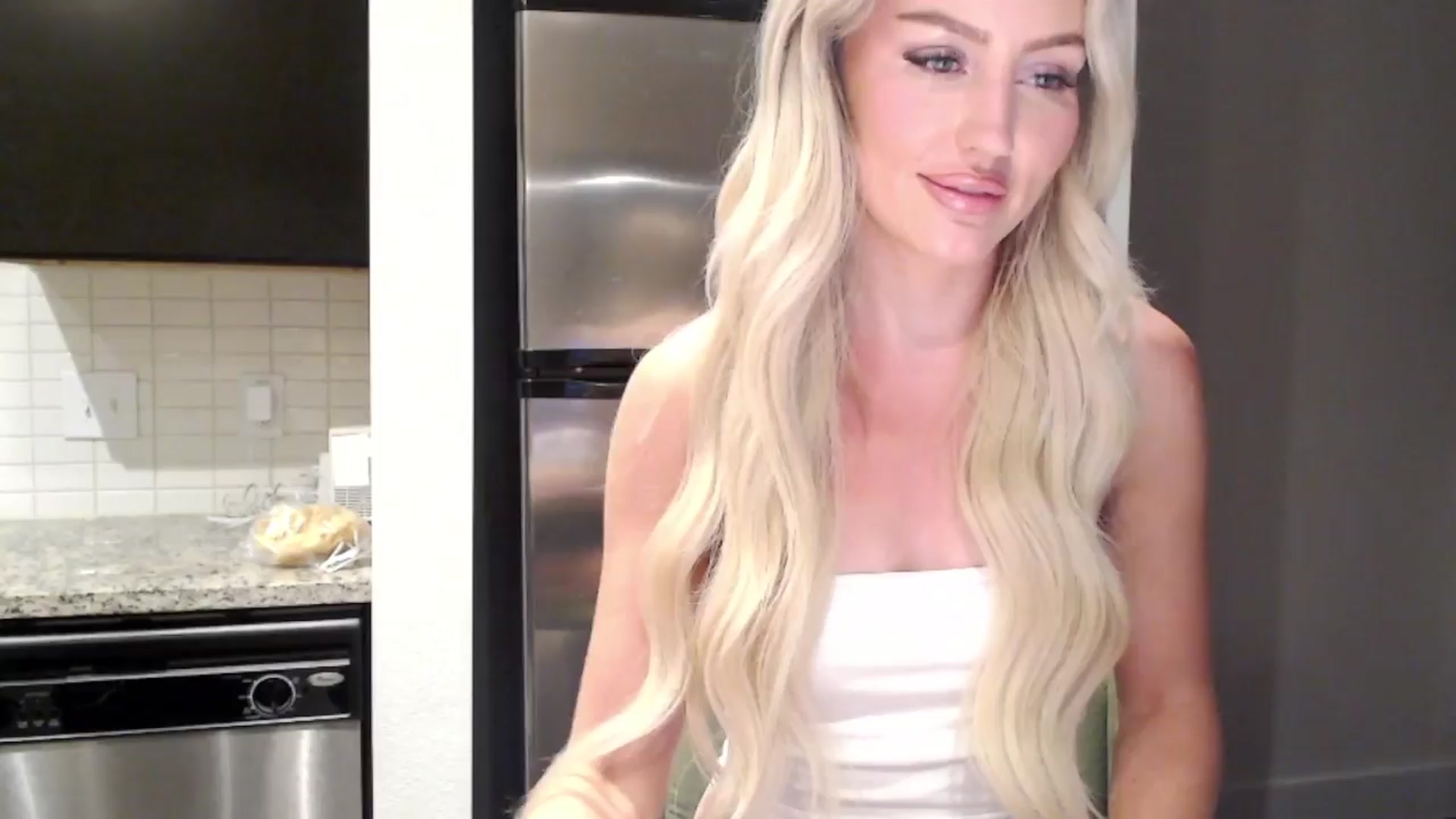 Gallery image thumbnail from Officialelsa's myfreecams stream on, 04/07/2024, 01:04 image 14 of 20