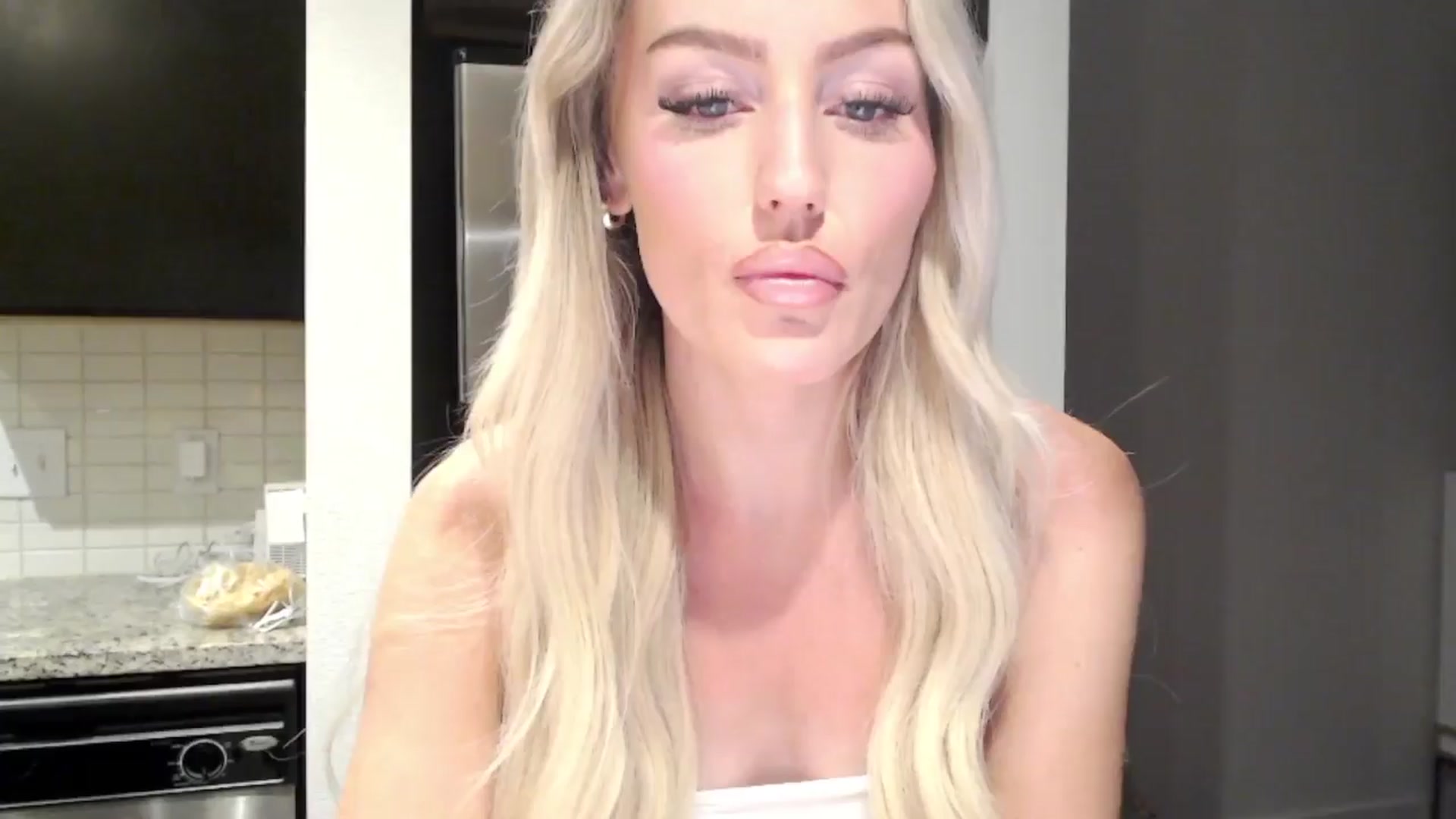 Gallery image thumbnail from Officialelsa's myfreecams stream on, 04/07/2024, 01:04 image 12 of 20