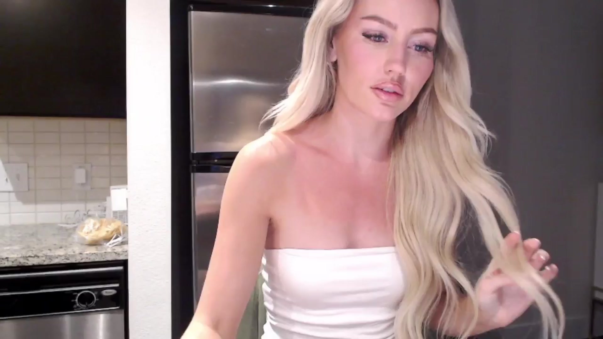 Gallery image thumbnail from Officialelsa's myfreecams stream on, 04/07/2024, 01:04 image 4 of 20