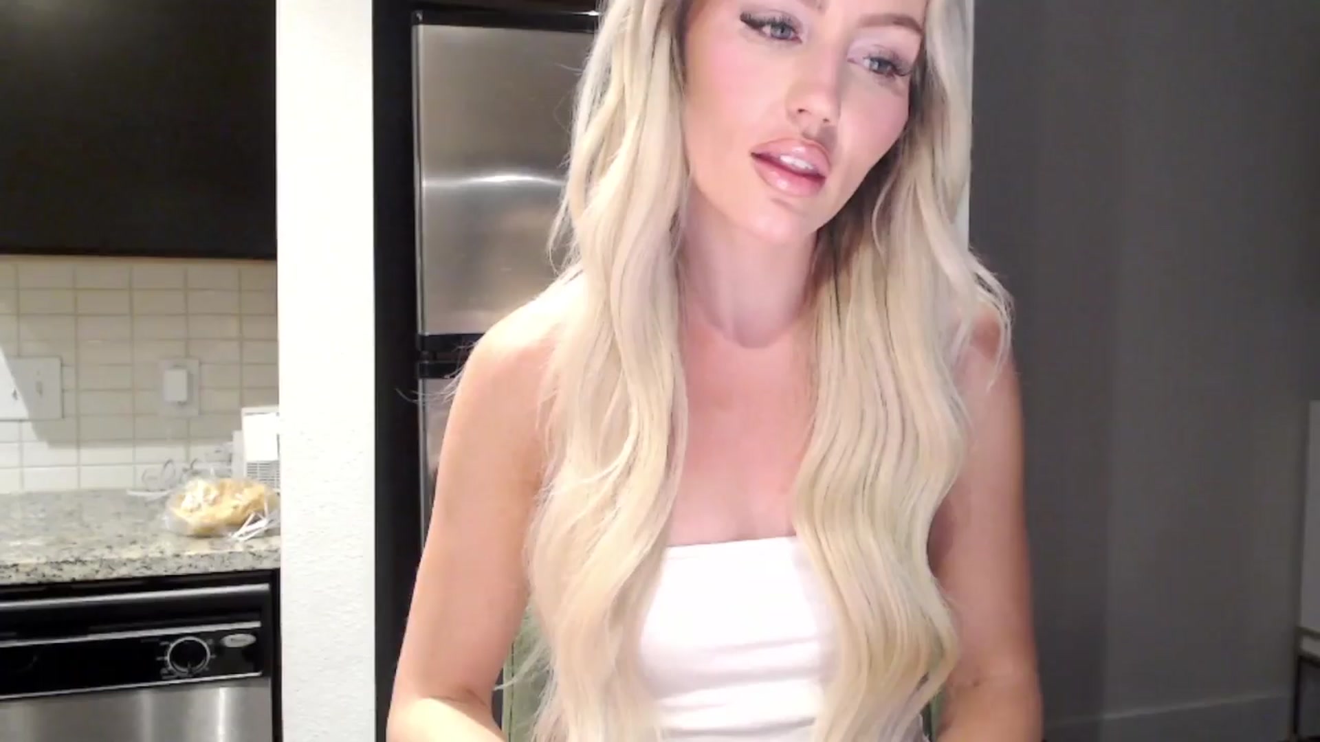 Gallery image thumbnail from Officialelsa's myfreecams stream on, 04/07/2024, 01:04 image 5 of 20