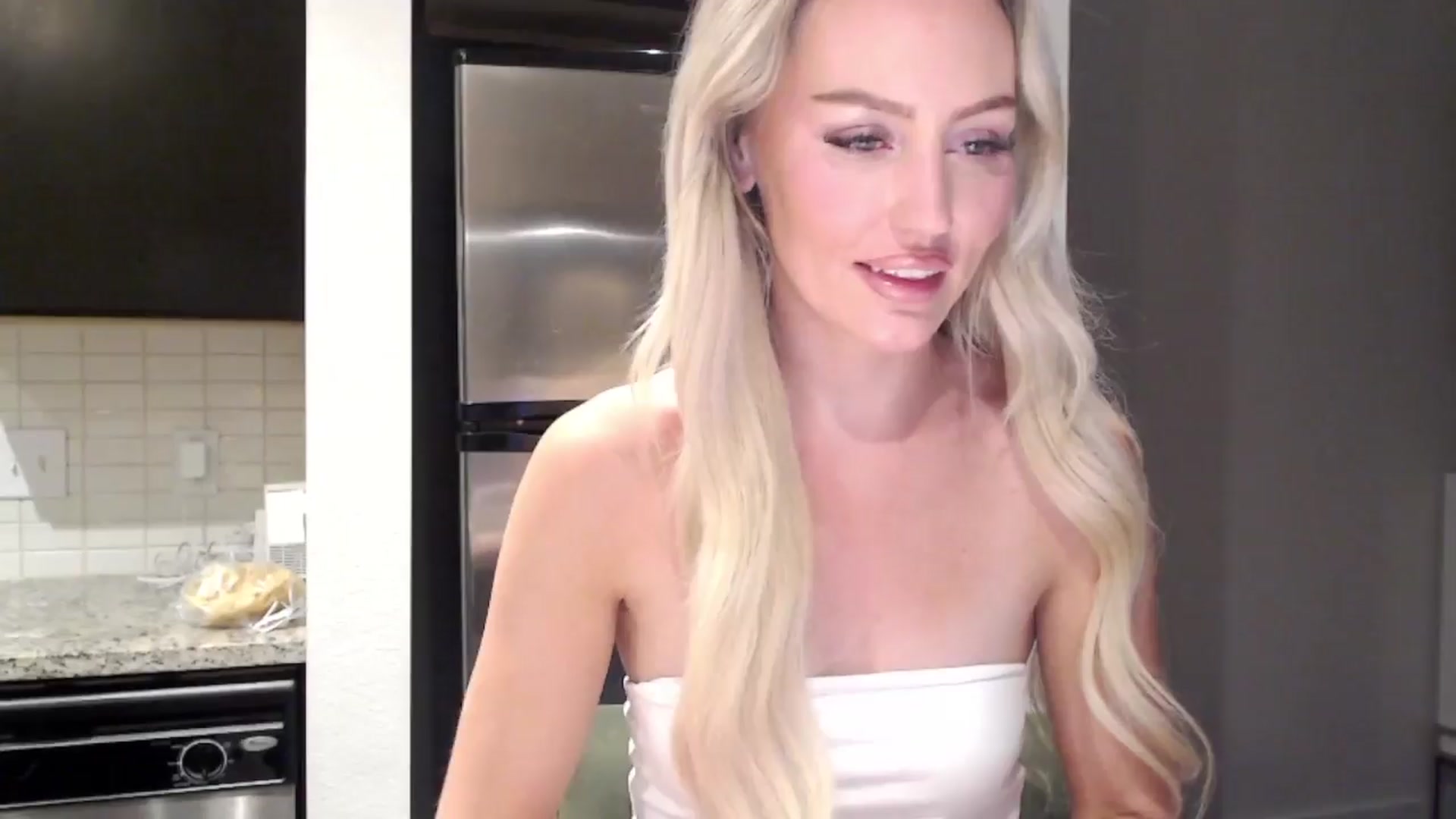 Gallery image thumbnail from Officialelsa's myfreecams stream on, 04/07/2024, 01:04 image 13 of 20