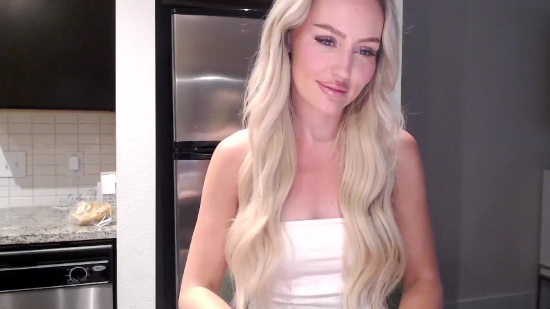 Gallery image thumbnail from Officialelsa's myfreecams stream on, 04/07/2024, 01:04 image 2 of 20