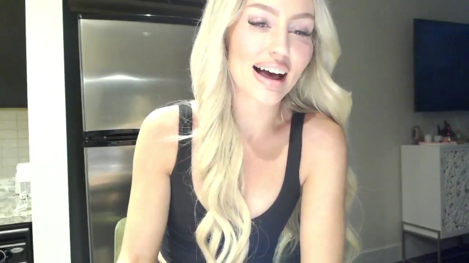 Gallery image thumbnail from Officialelsa's myfreecams stream on, 04/08/2024, 22:13 image 8 of 20