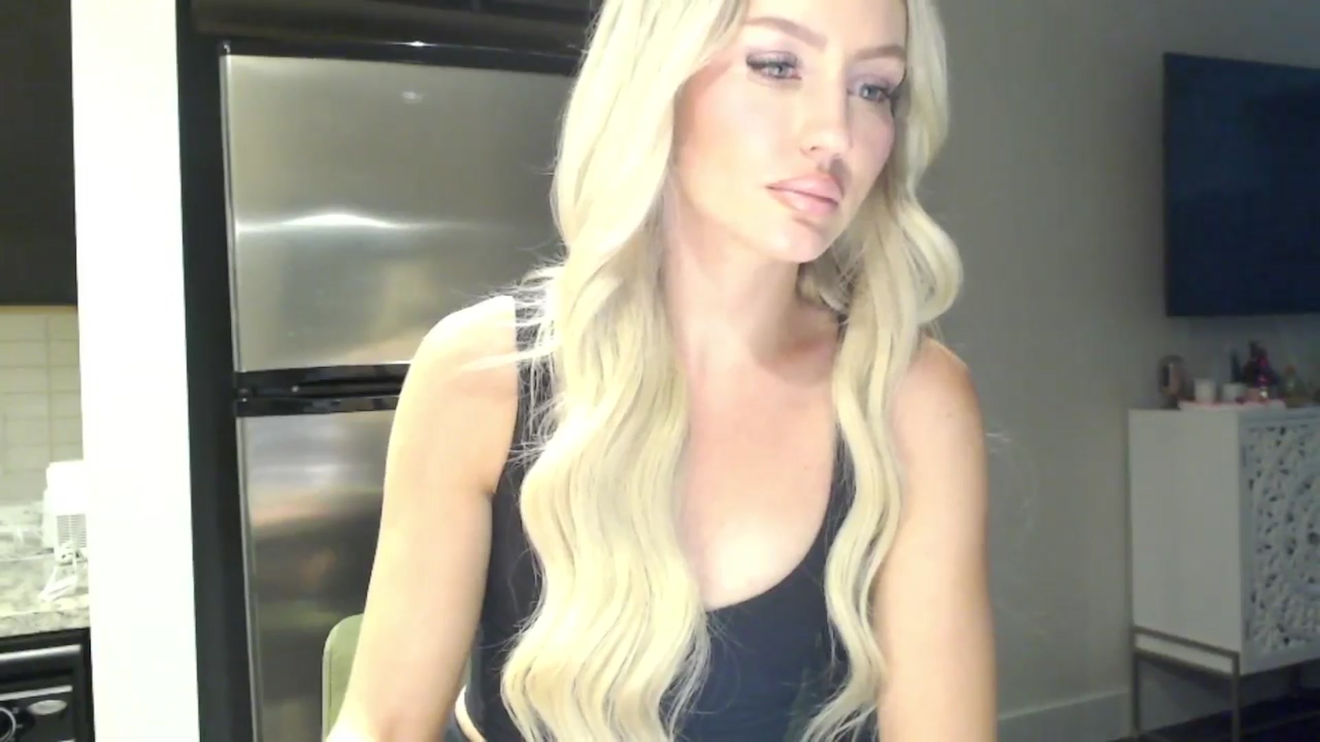 Gallery image thumbnail from Officialelsa's myfreecams stream on, 04/08/2024, 22:13 image 10 of 20