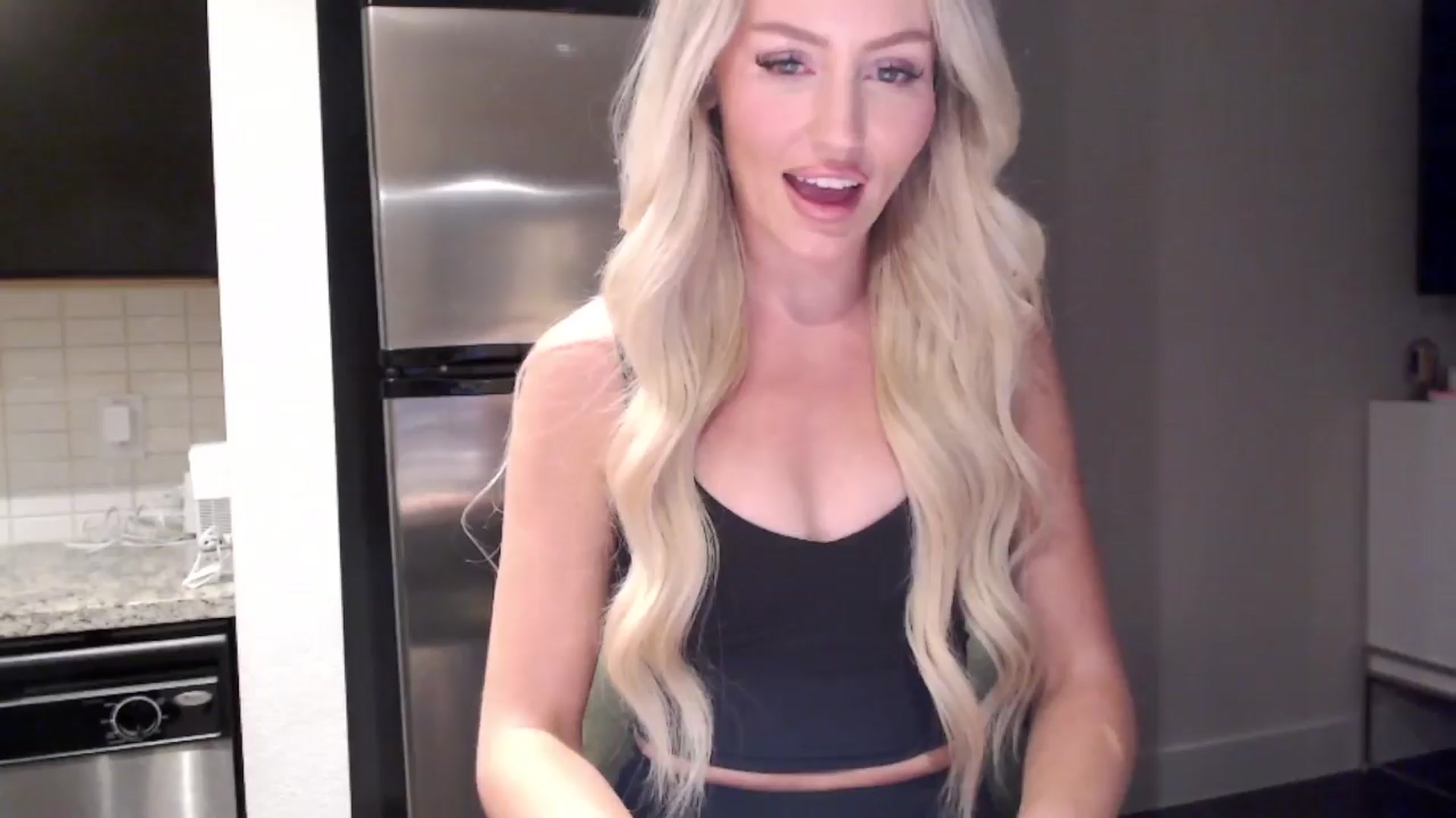 Gallery image thumbnail from Officialelsa's myfreecams stream on, 04/09/2024, 24:26 image 4 of 20