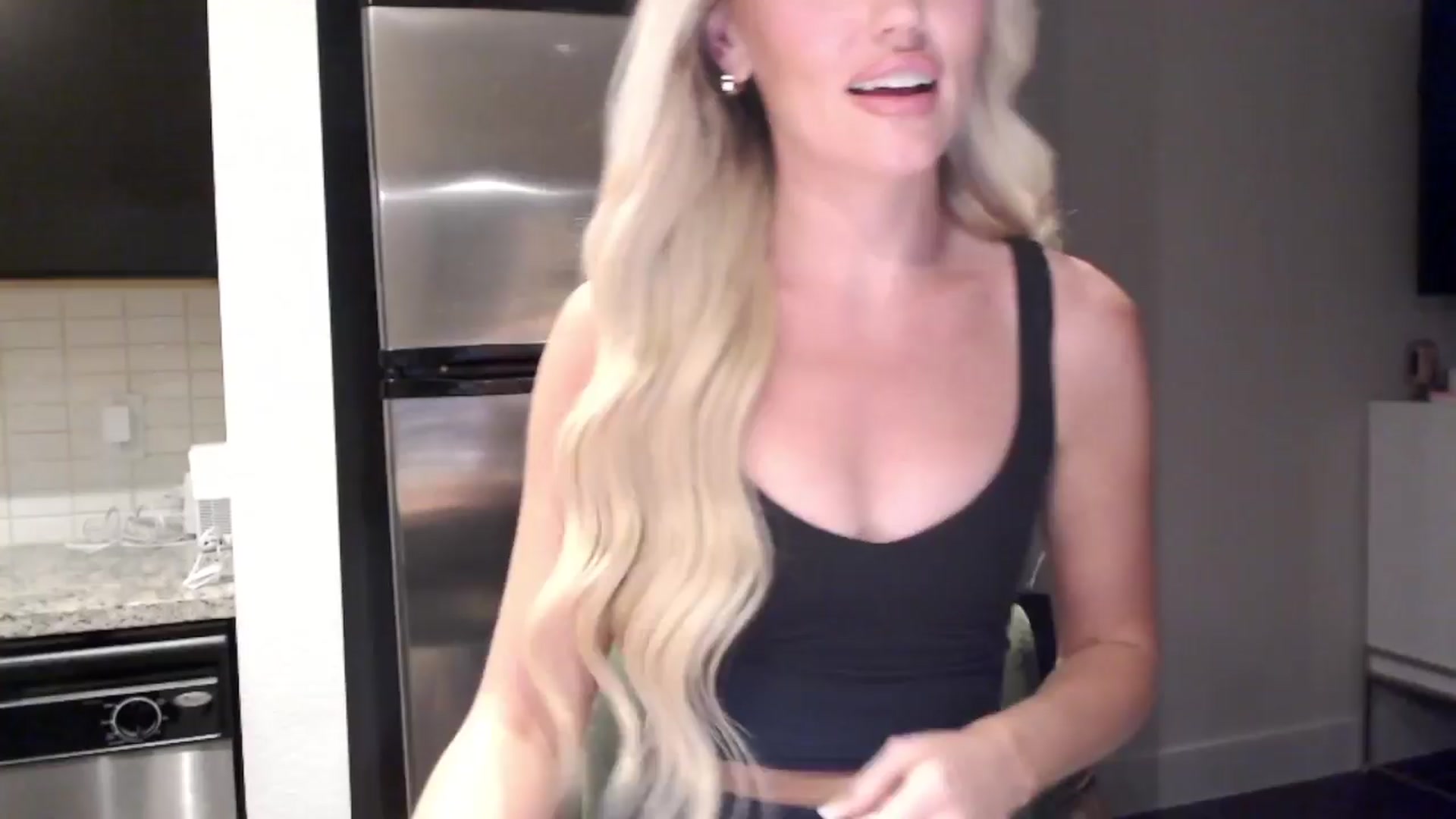 Gallery image thumbnail from Officialelsa's myfreecams stream on, 04/09/2024, 24:26 image 7 of 20