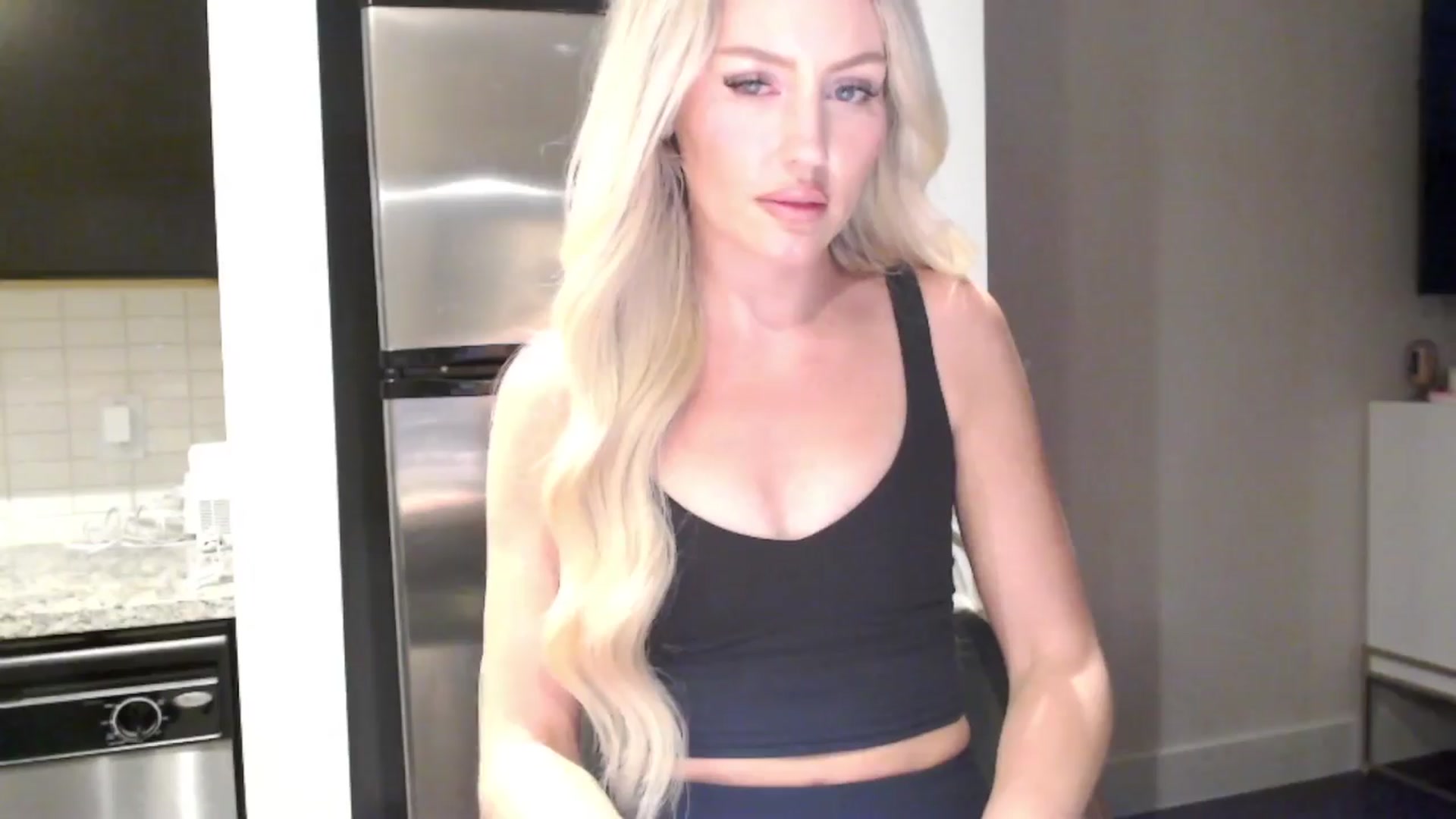 Gallery image thumbnail from Officialelsa's myfreecams stream on, 04/09/2024, 24:26 image 12 of 20