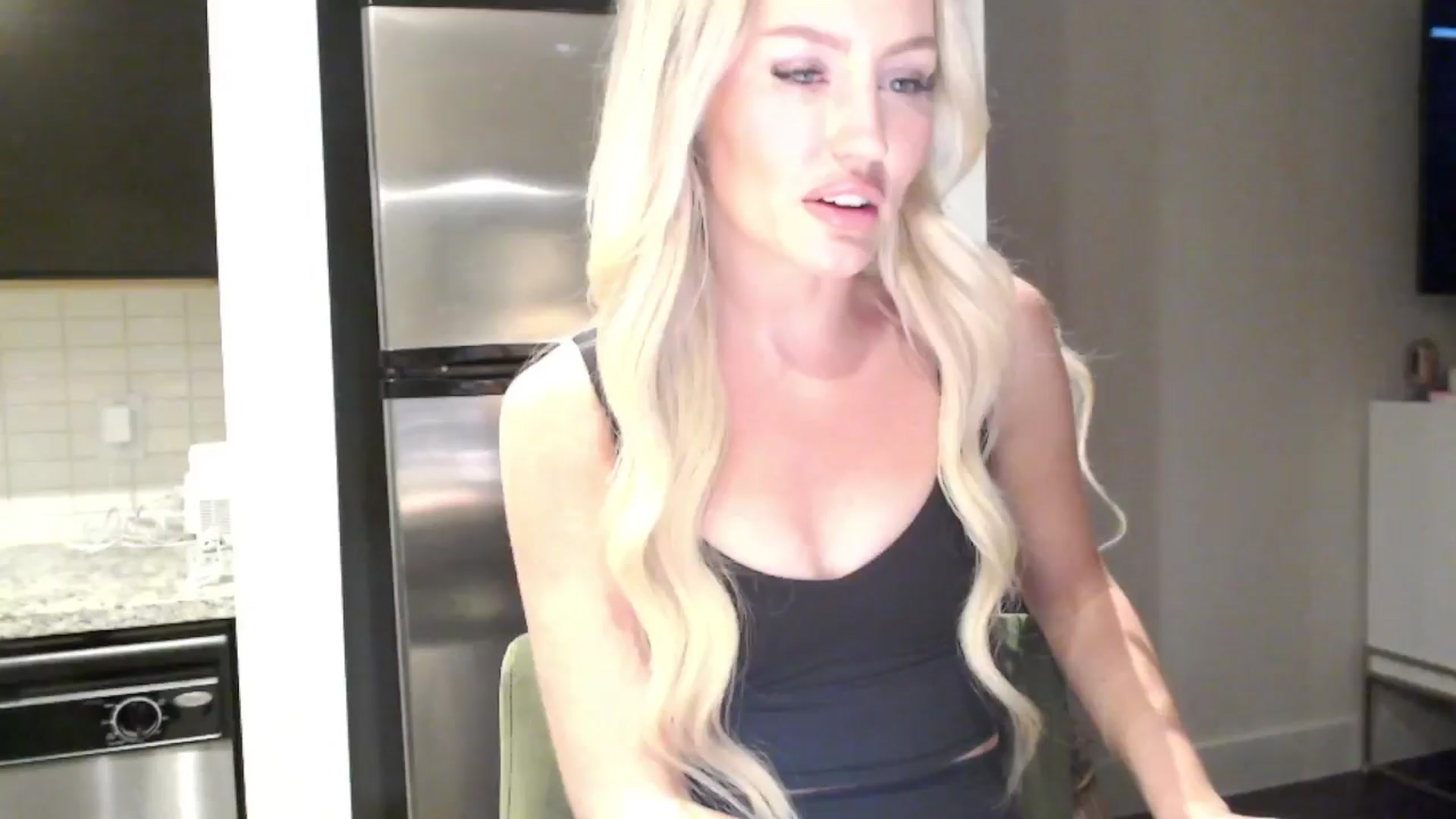 Gallery image thumbnail from Officialelsa's myfreecams stream on, 04/09/2024, 24:44 image 4 of 20