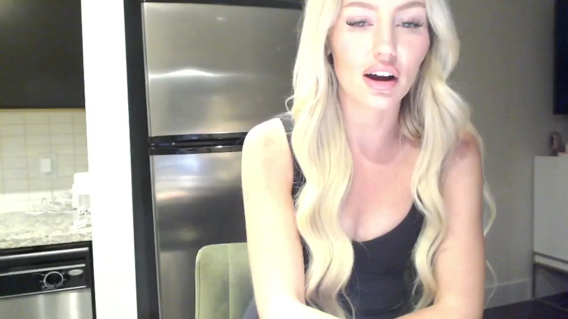 Gallery image thumbnail from Officialelsa's myfreecams stream on, 04/09/2024, 24:44 image 6 of 20