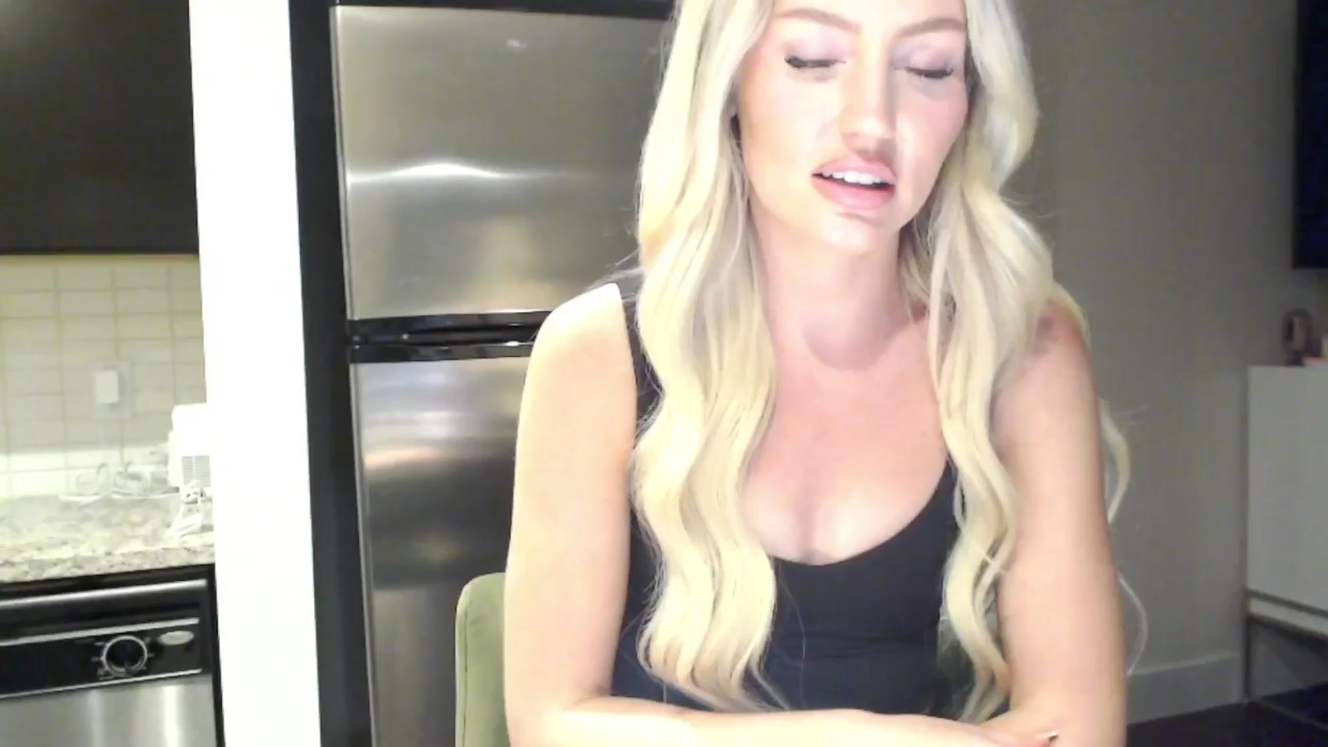 Gallery image thumbnail from Officialelsa's myfreecams stream on, 04/09/2024, 24:44 image 5 of 20
