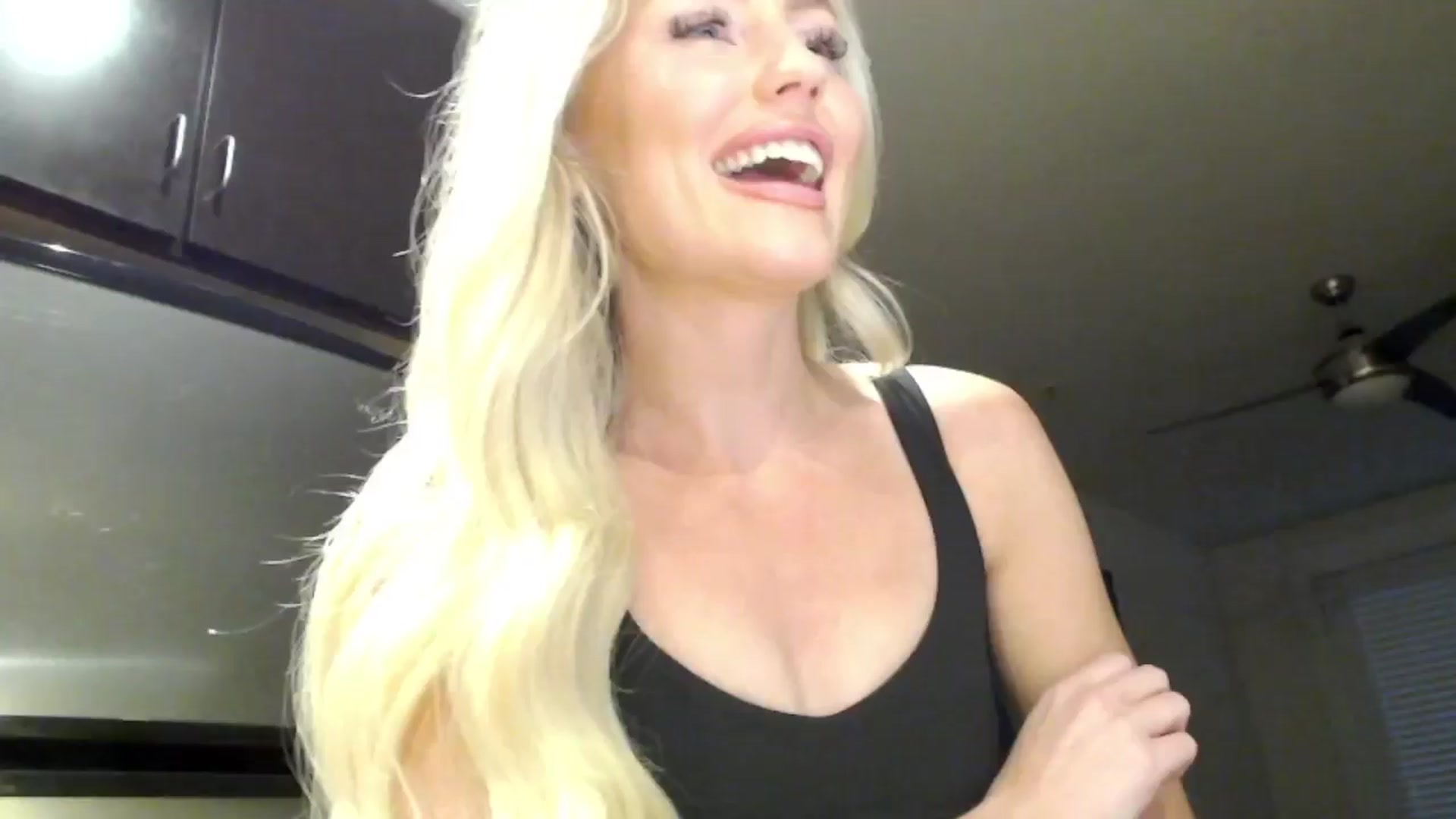 Gallery image thumbnail from Officialelsa's myfreecams stream on, 04/09/2024, 24:44 image 17 of 20