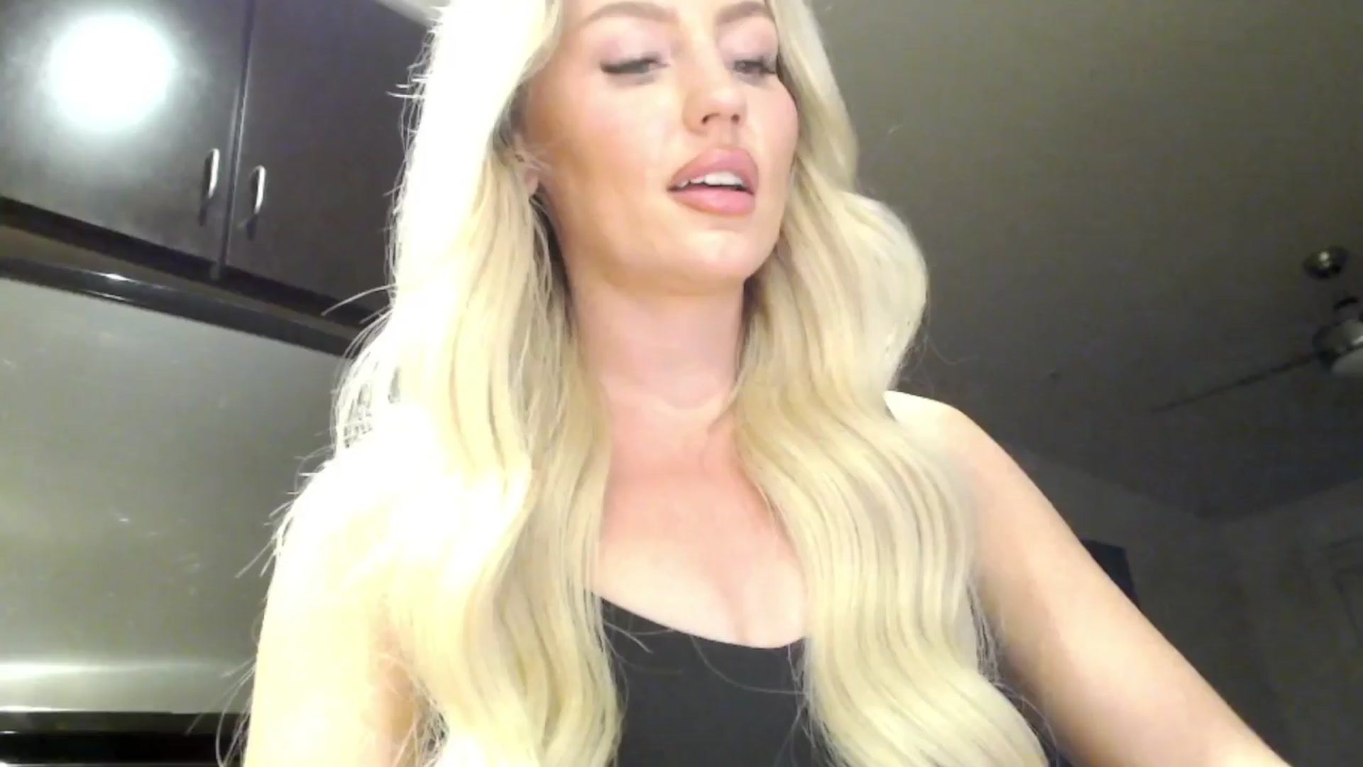 Gallery image thumbnail from Officialelsa's myfreecams stream on, 04/09/2024, 04:44 image 17 of 20